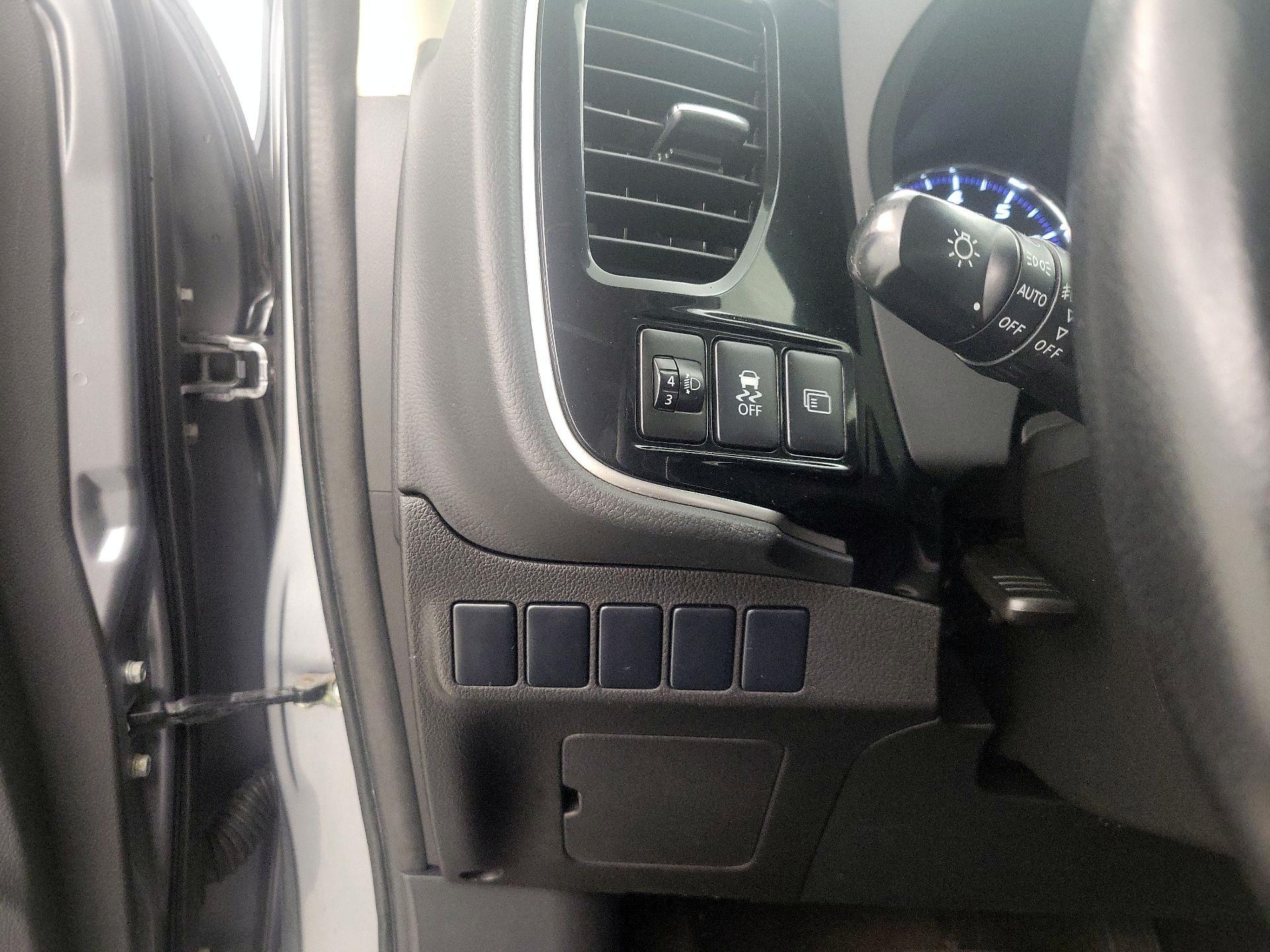 Thumbnail: 2015 Mitsubishi Outlander - 13