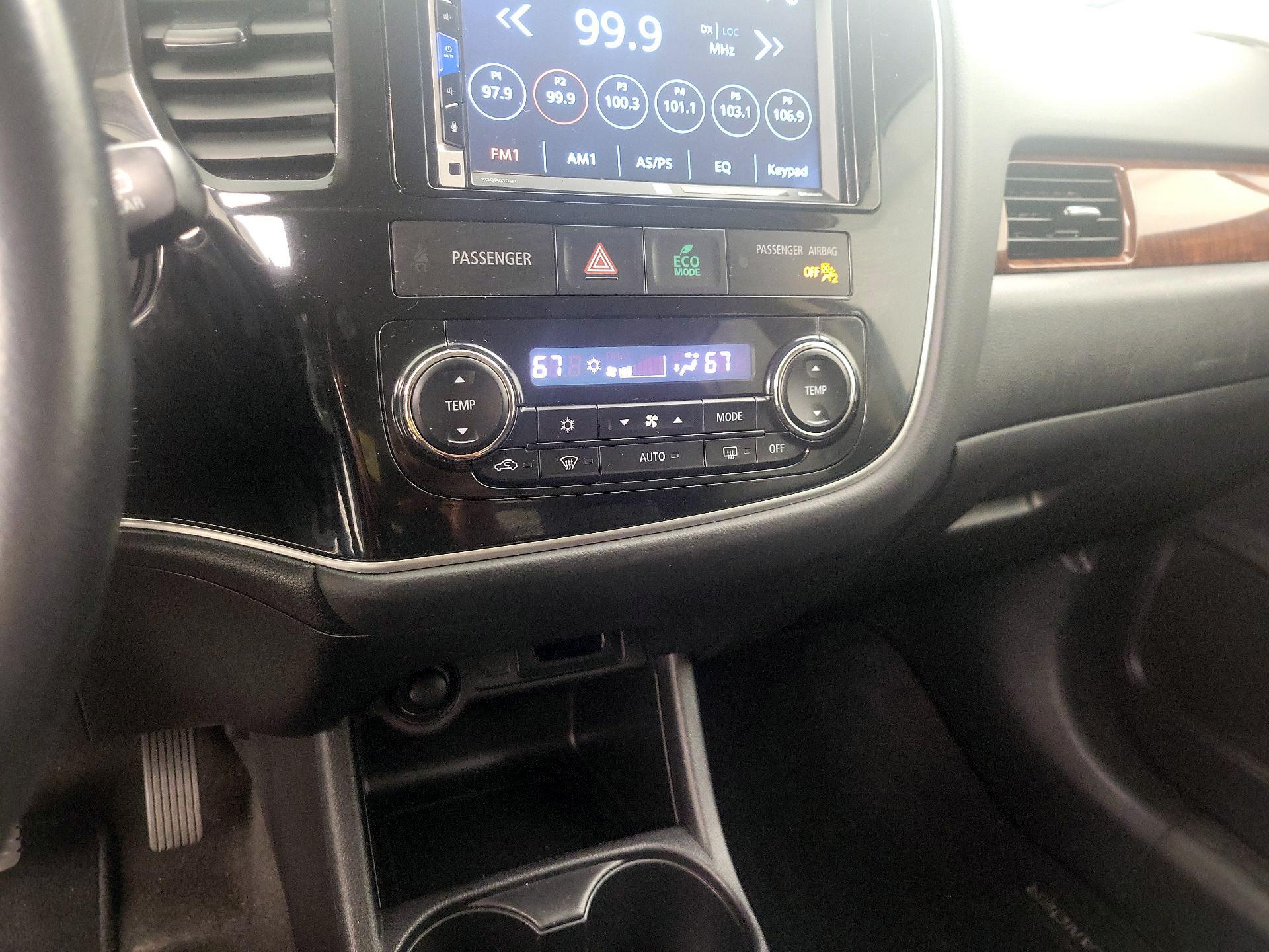 Thumbnail: 2015 Mitsubishi Outlander - 16