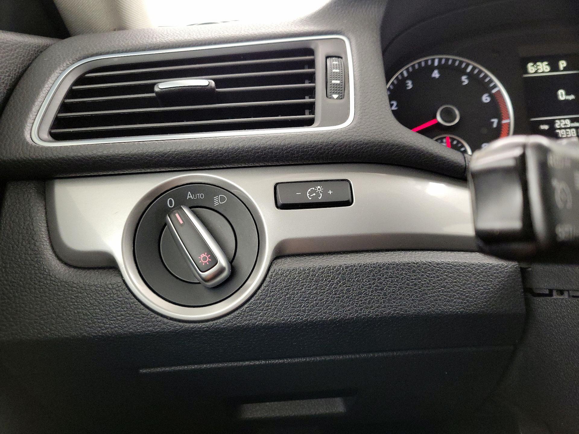 Thumbnail: 2014 Volkswagen Passat - 13