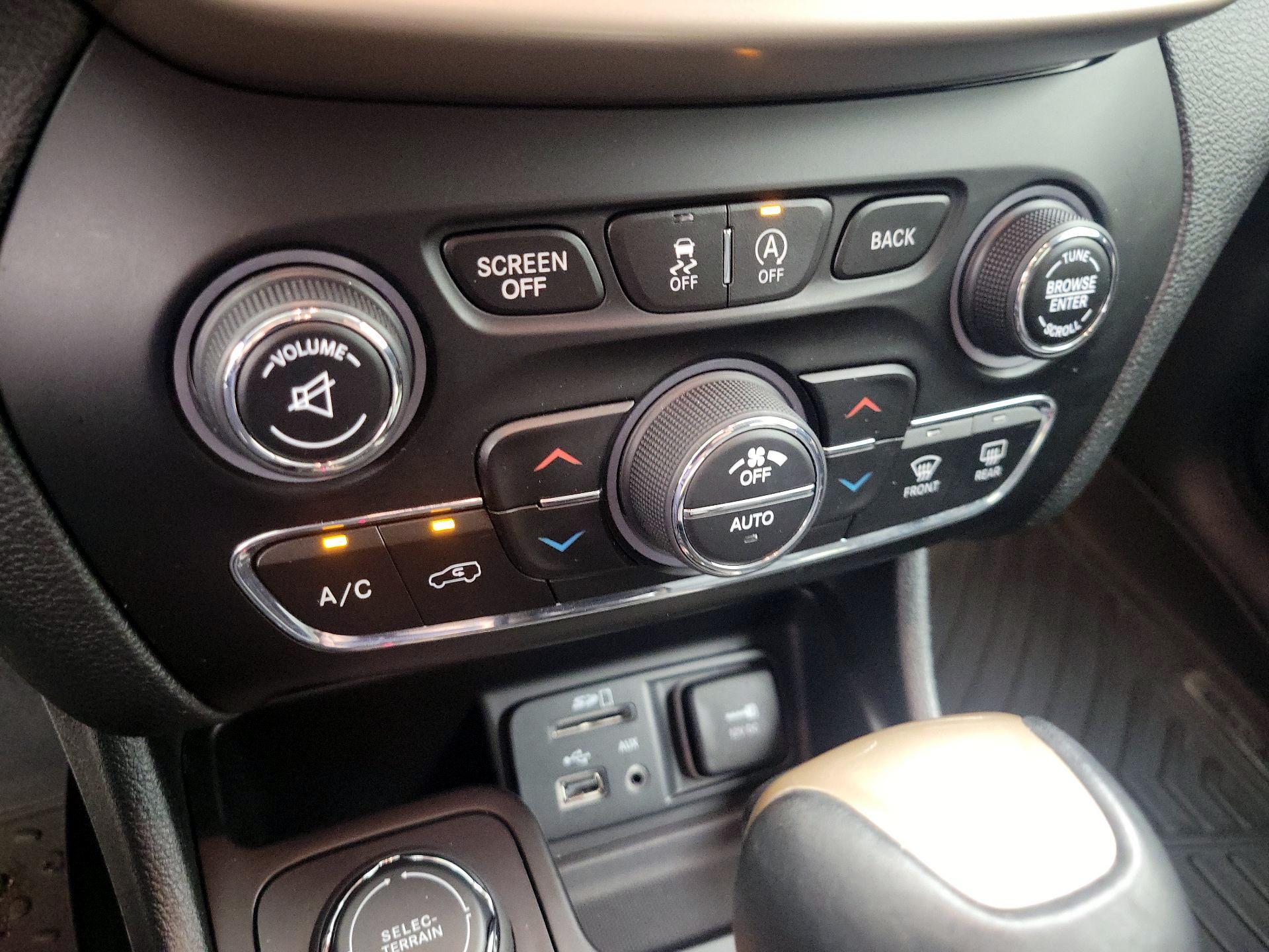 Thumbnail: 2018 Jeep Cherokee - 16