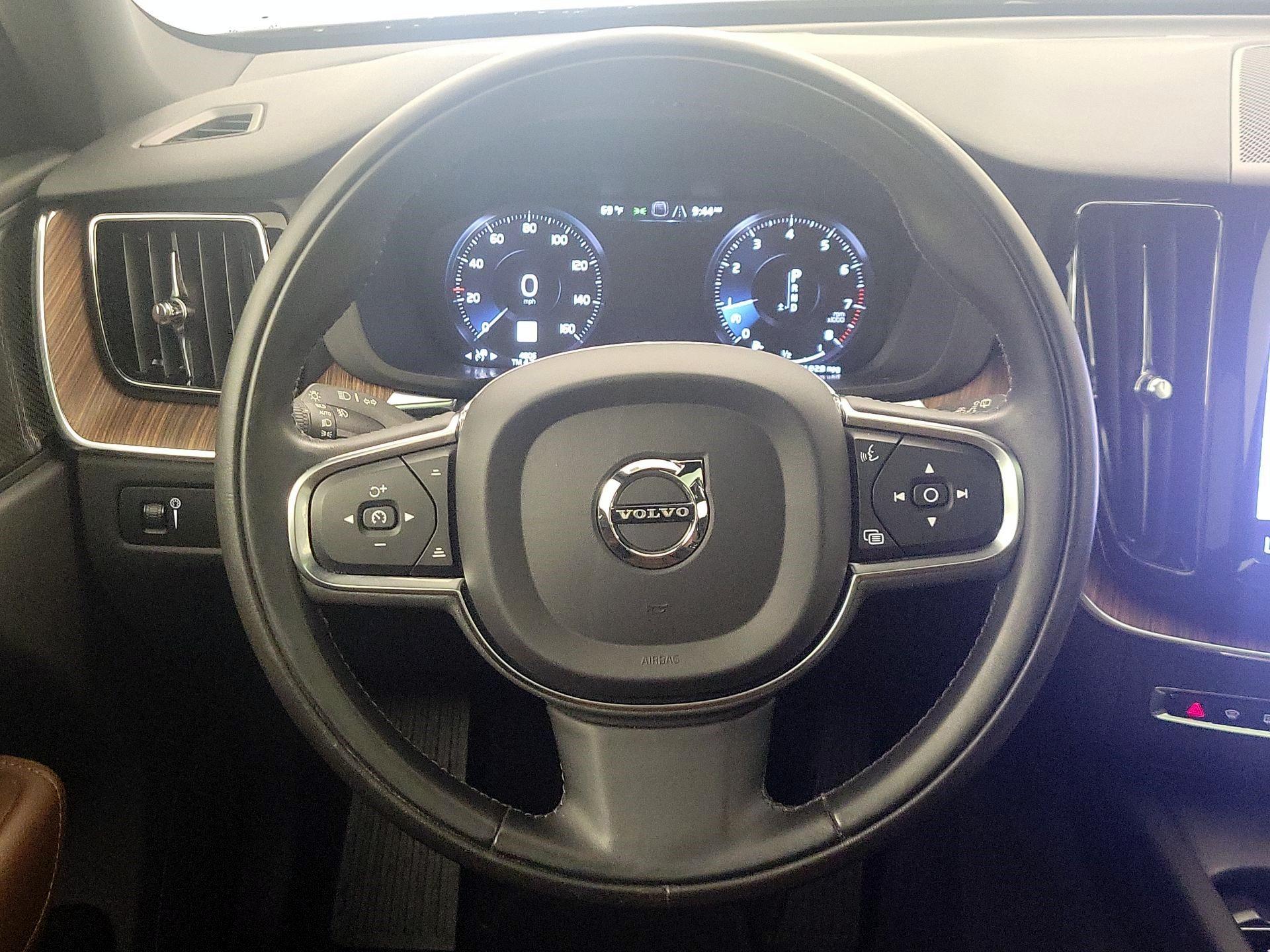 Thumbnail: 2021 Volvo XC60 - 10