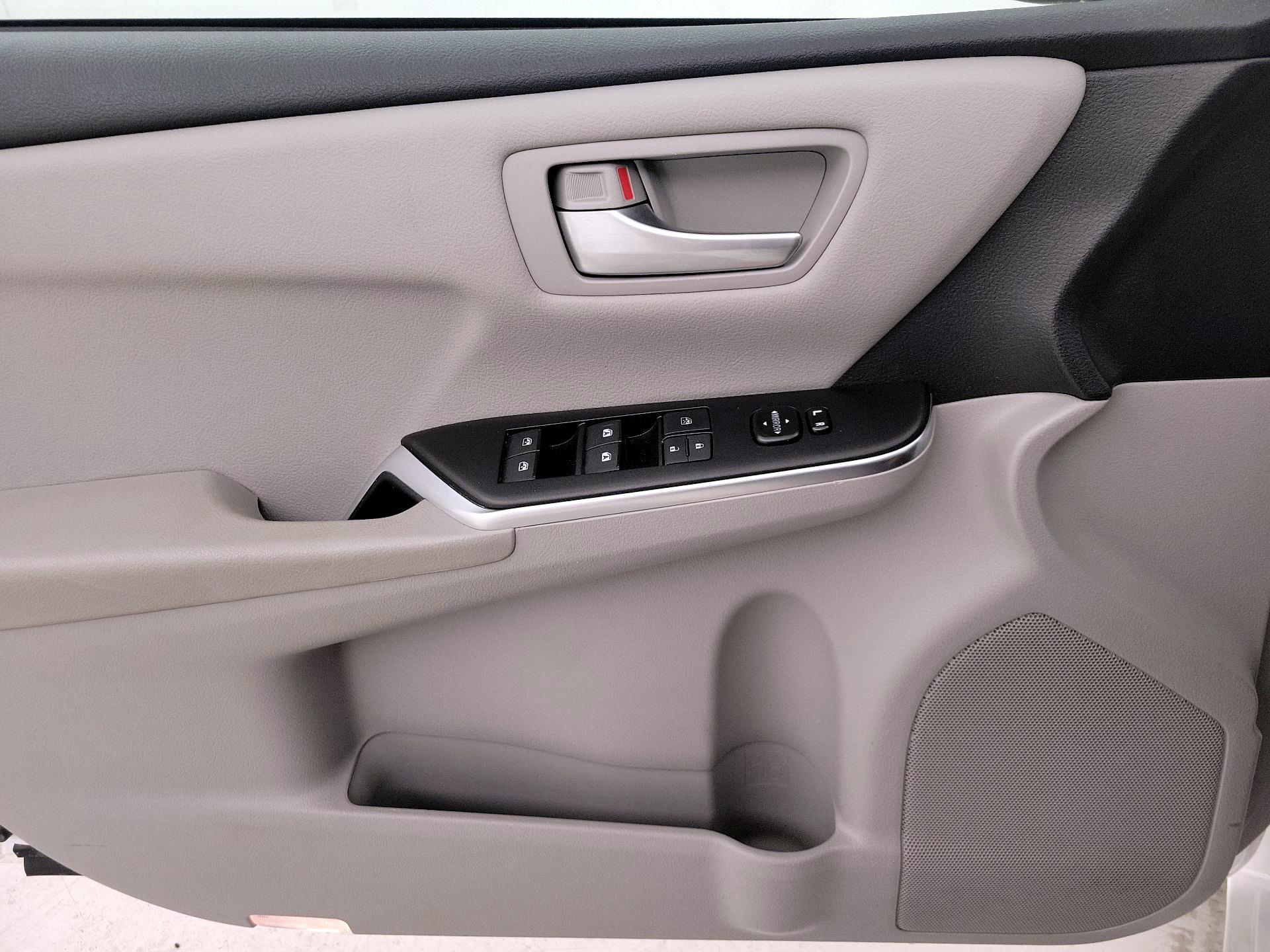 Thumbnail: 2017 Toyota Camry - 12
