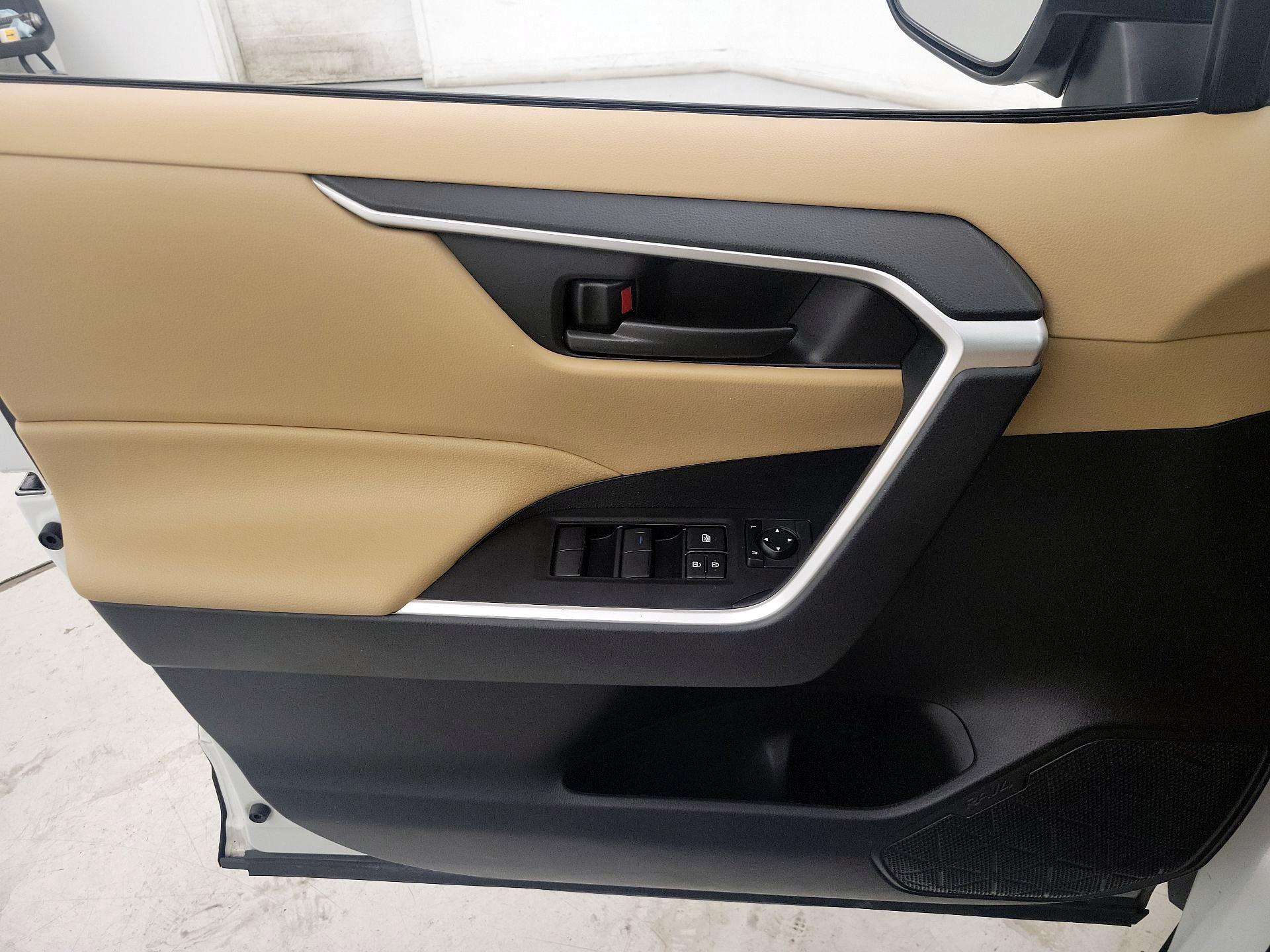Thumbnail: 2020 Toyota RAV4 - 12