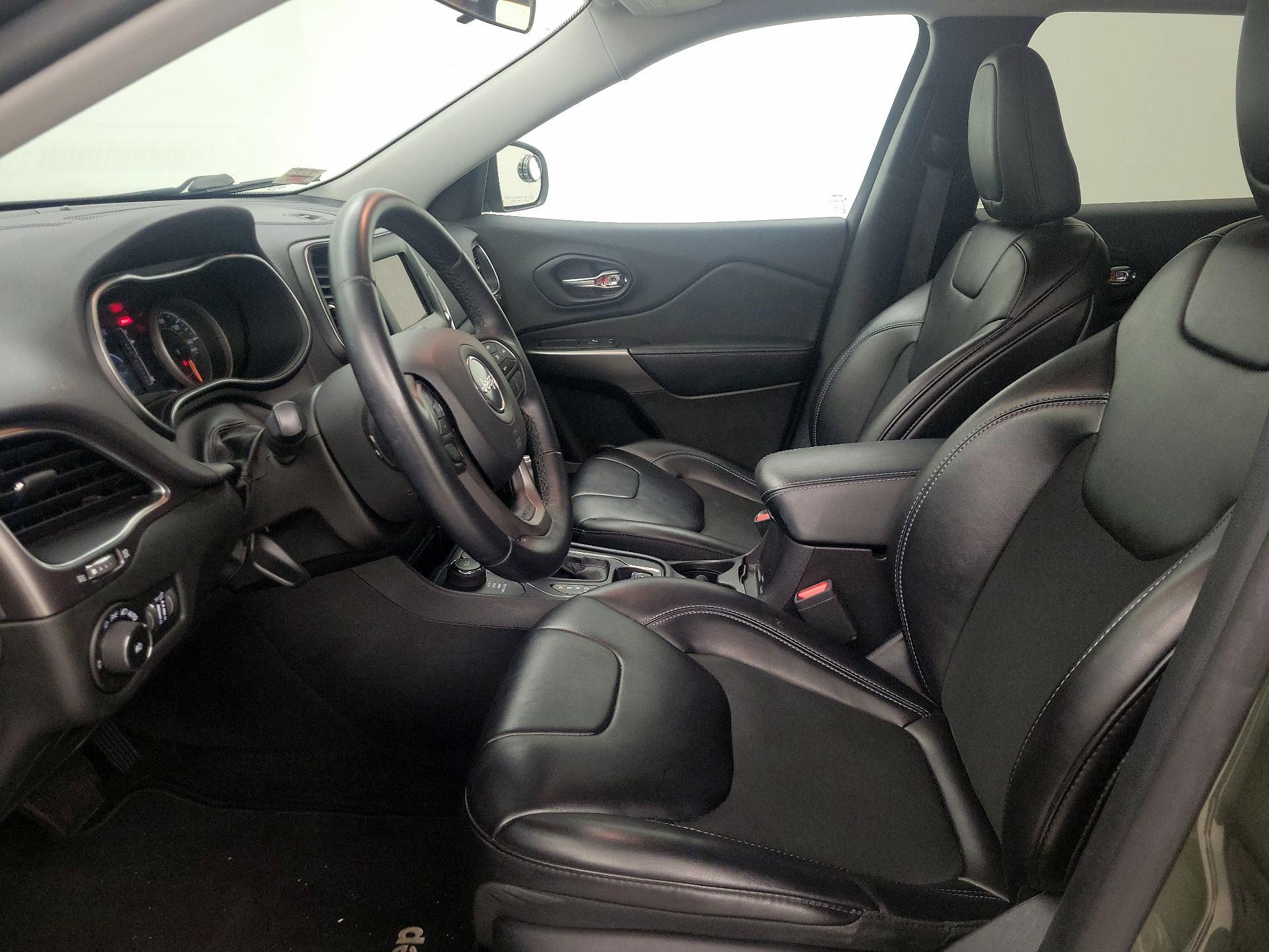 Thumbnail: 2019 Jeep Cherokee - 11