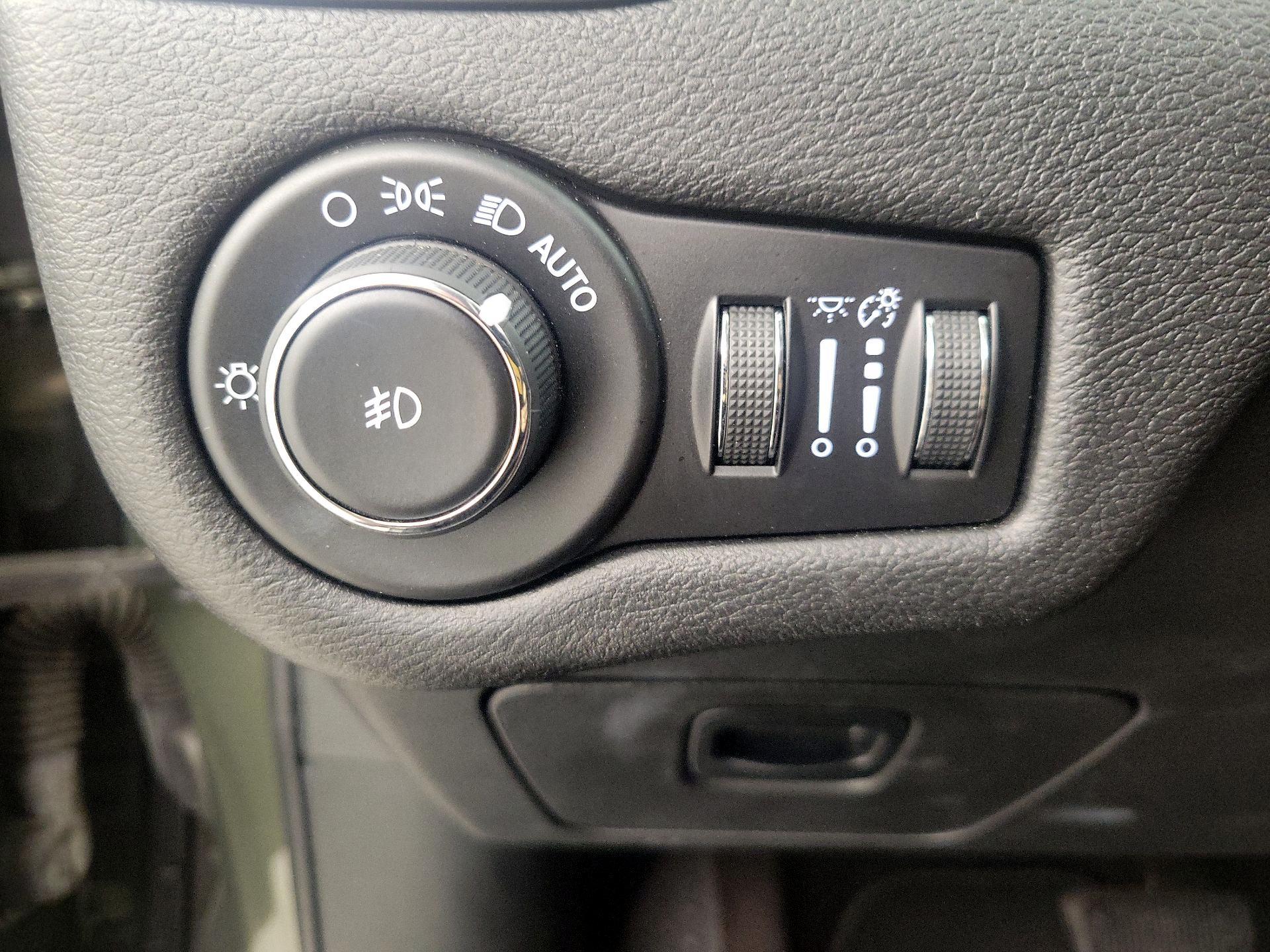 Thumbnail: 2019 Jeep Cherokee - 13