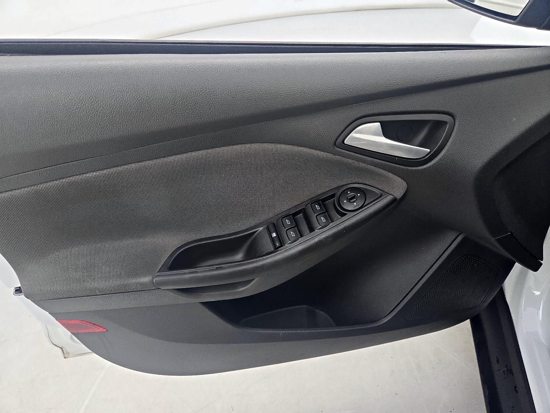 Thumbnail: 2014 Ford Focus - 12