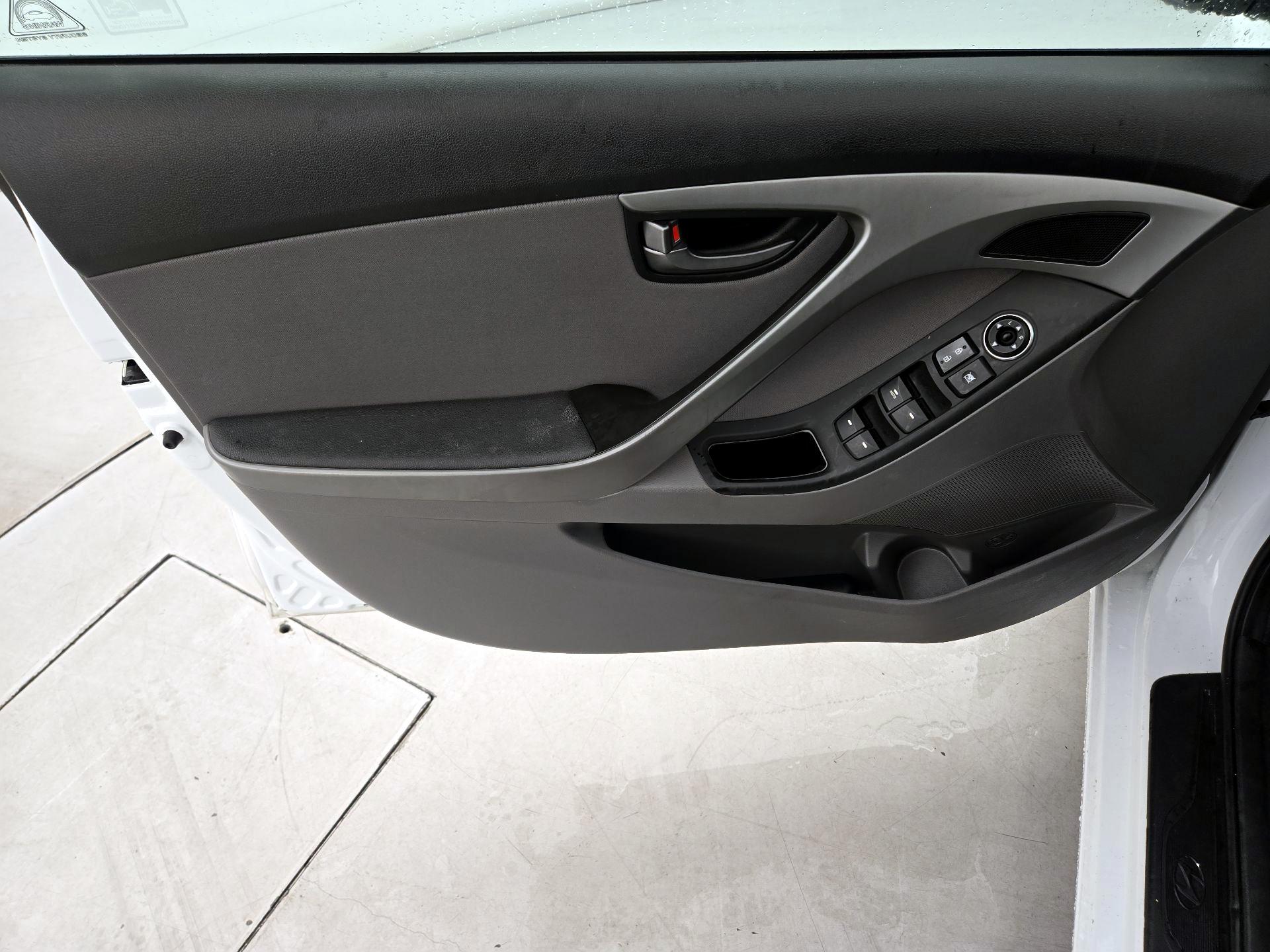 Thumbnail: 2015 Hyundai Elantra - 12
