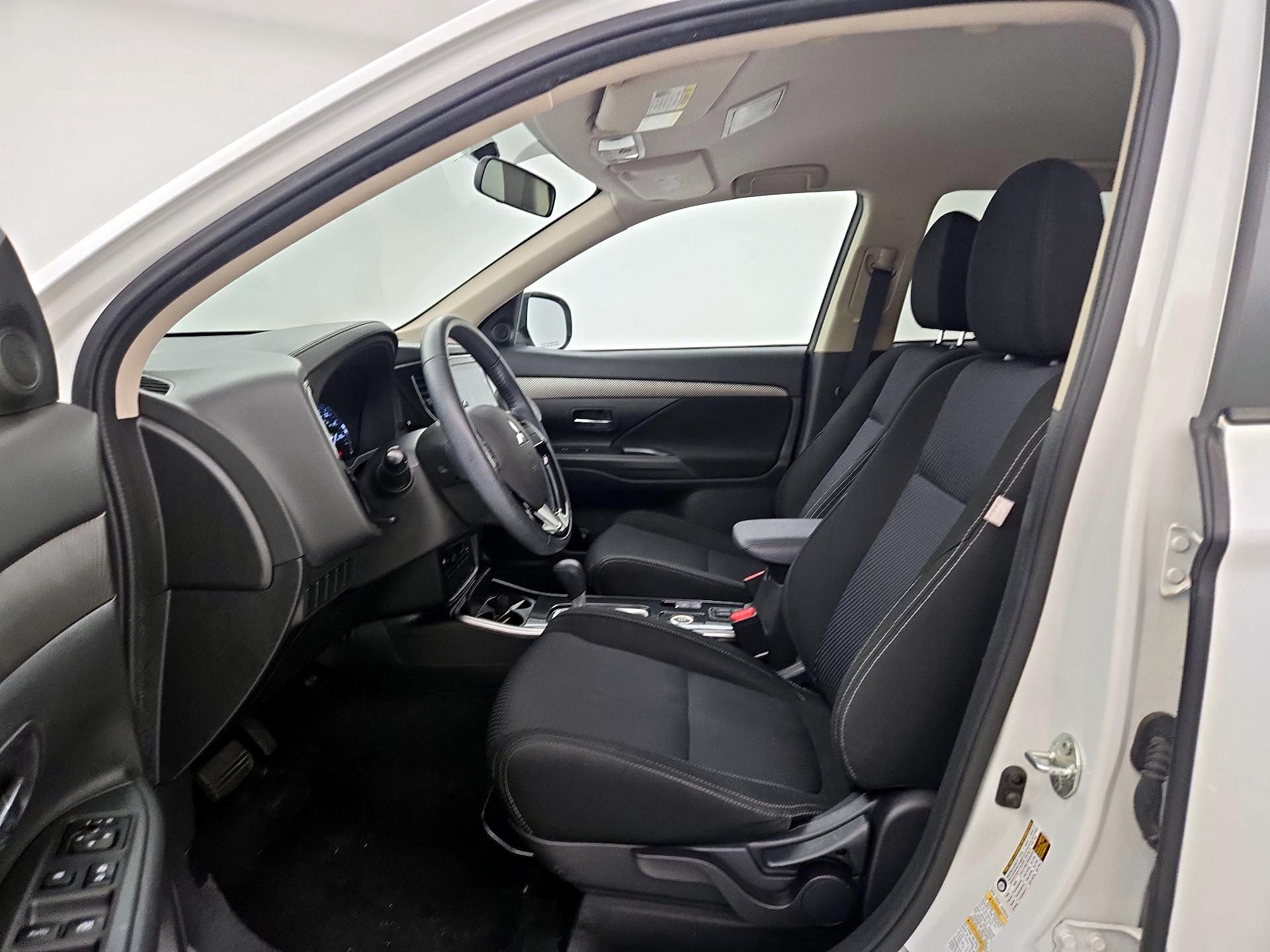 Thumbnail: 2017 Mitsubishi Outlander - 11
