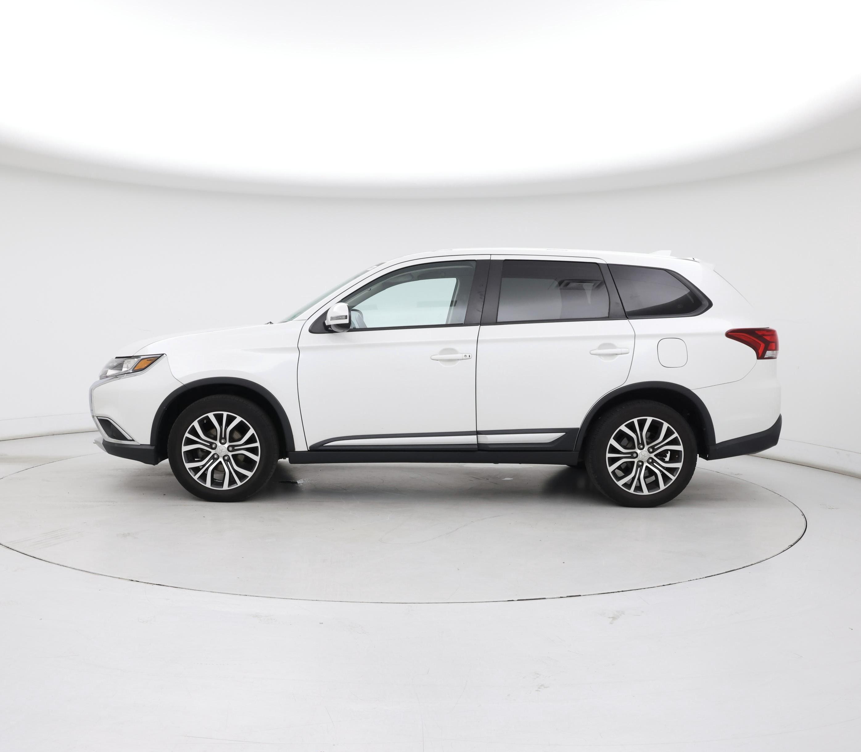 Thumbnail: 2017 Mitsubishi Outlander - 3