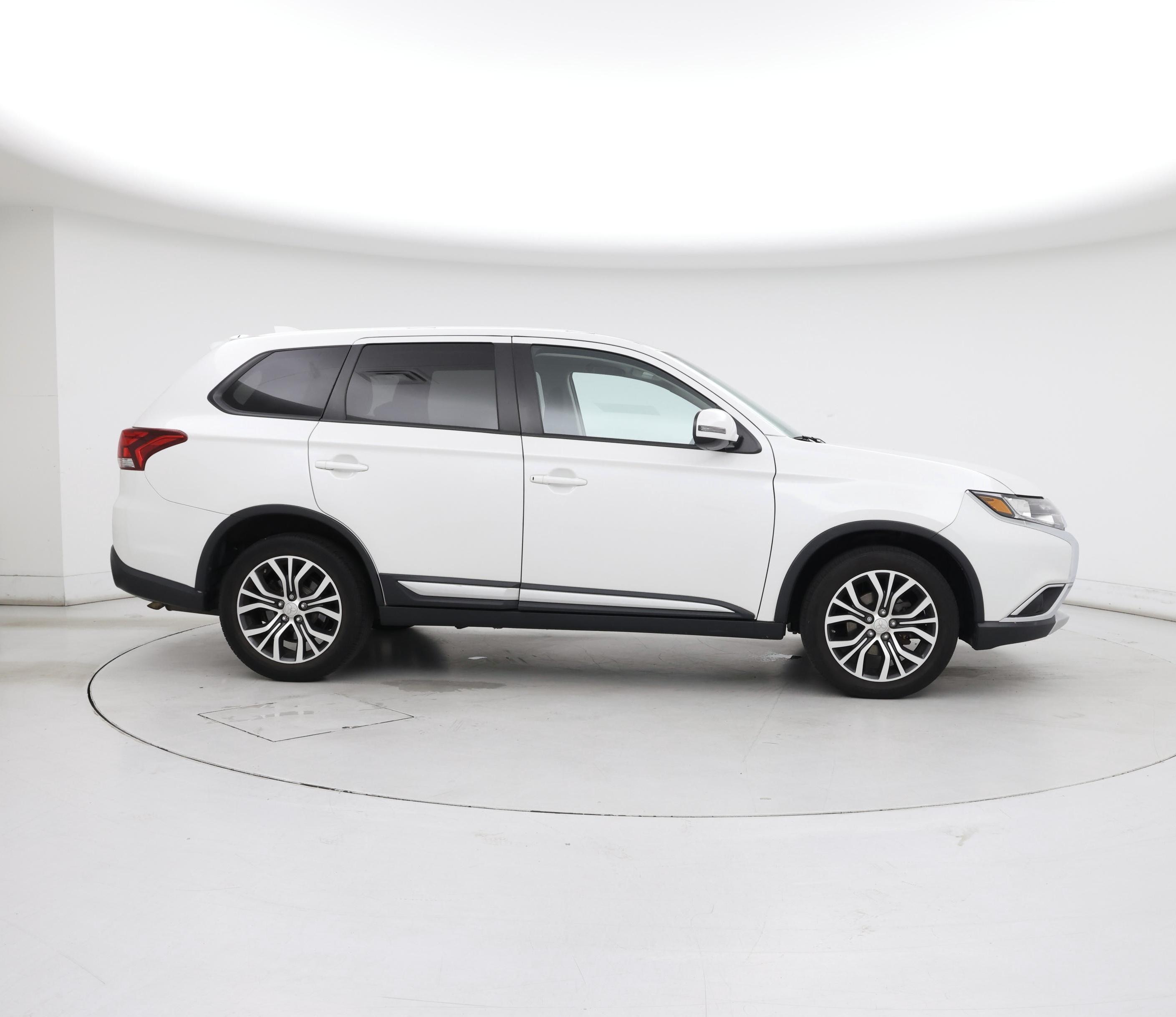Thumbnail: 2017 Mitsubishi Outlander - 7