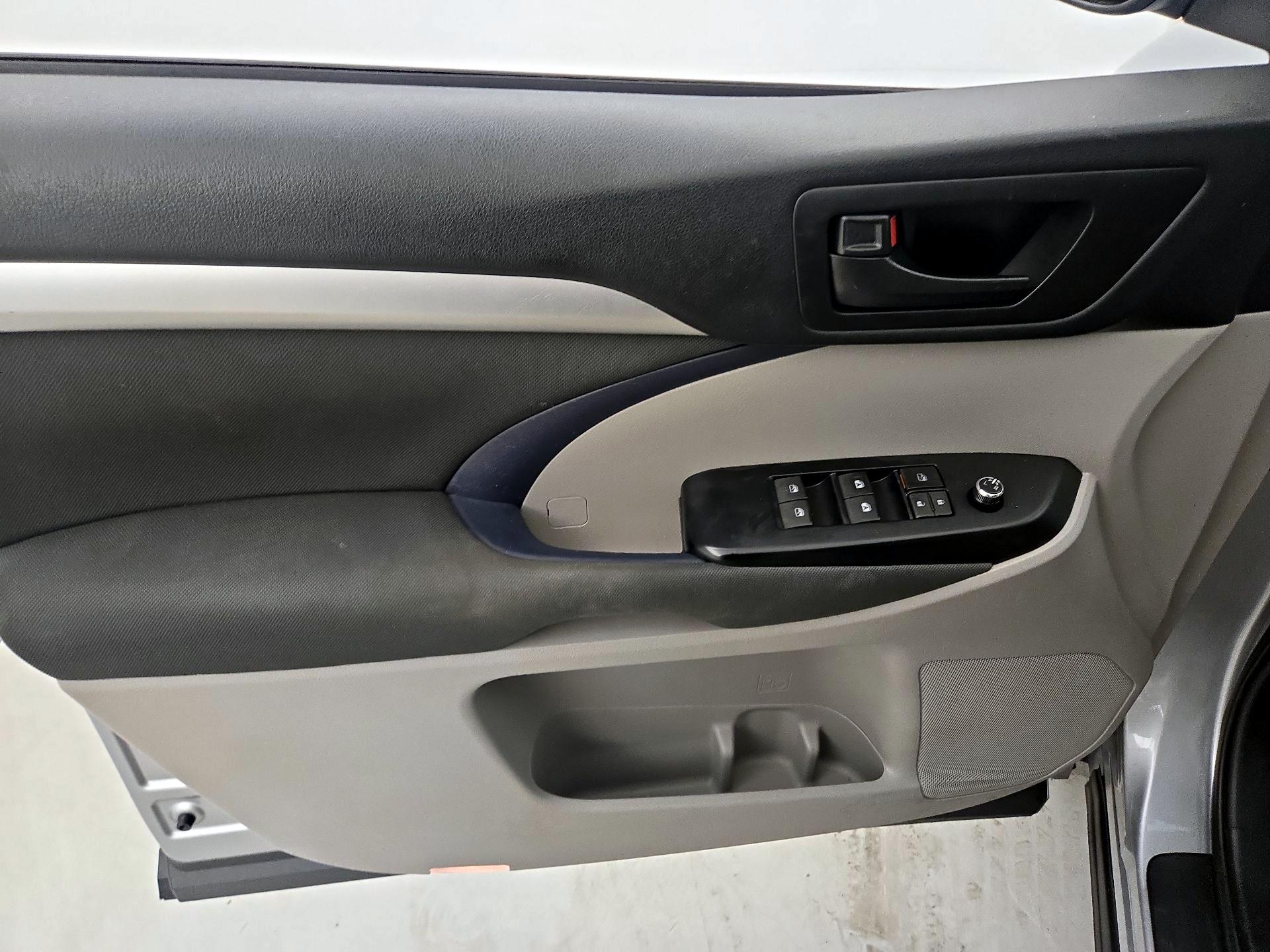 Thumbnail: 2016 Toyota Highlander - 12