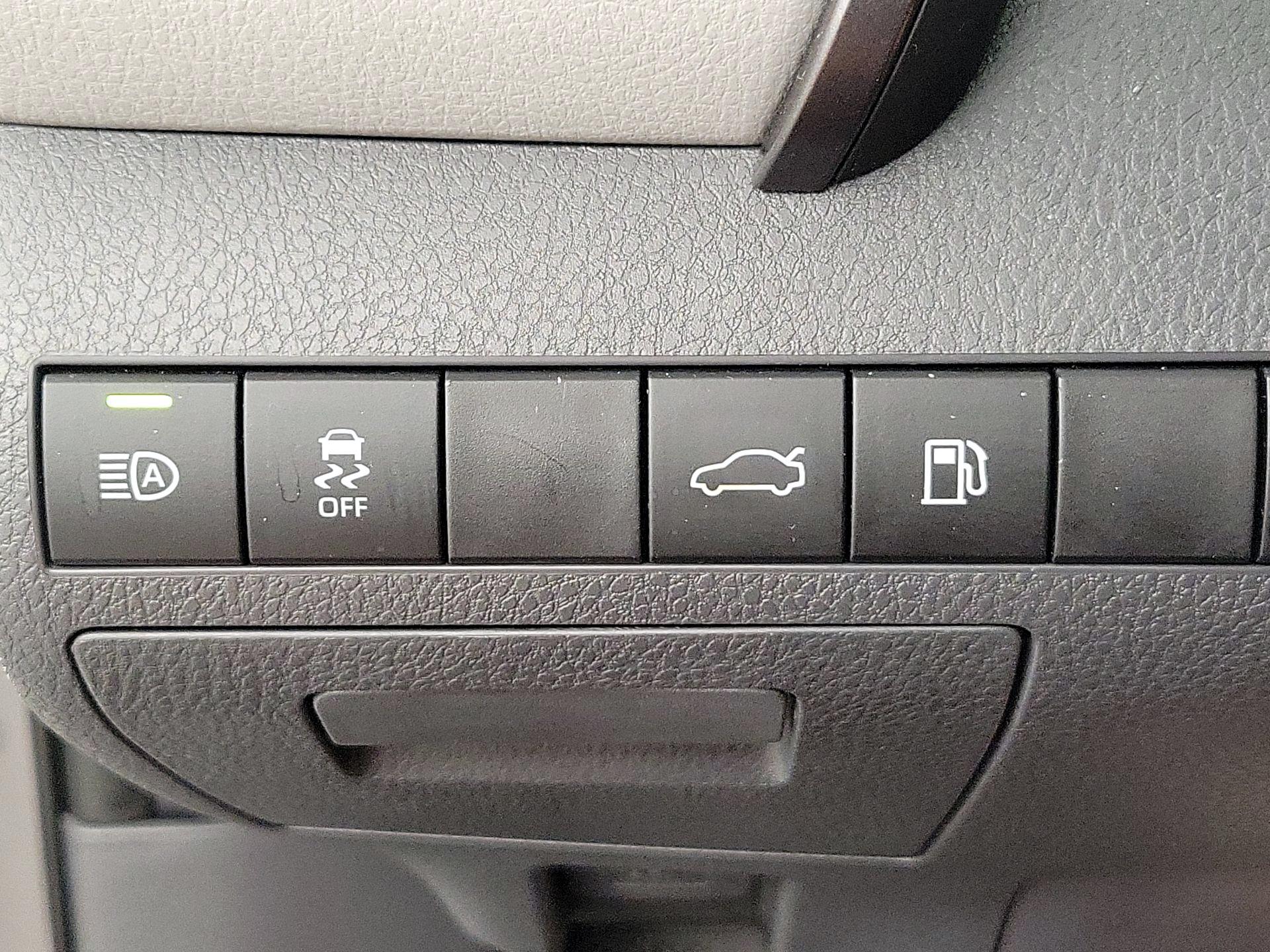 Thumbnail: 2018 Toyota Camry - 13