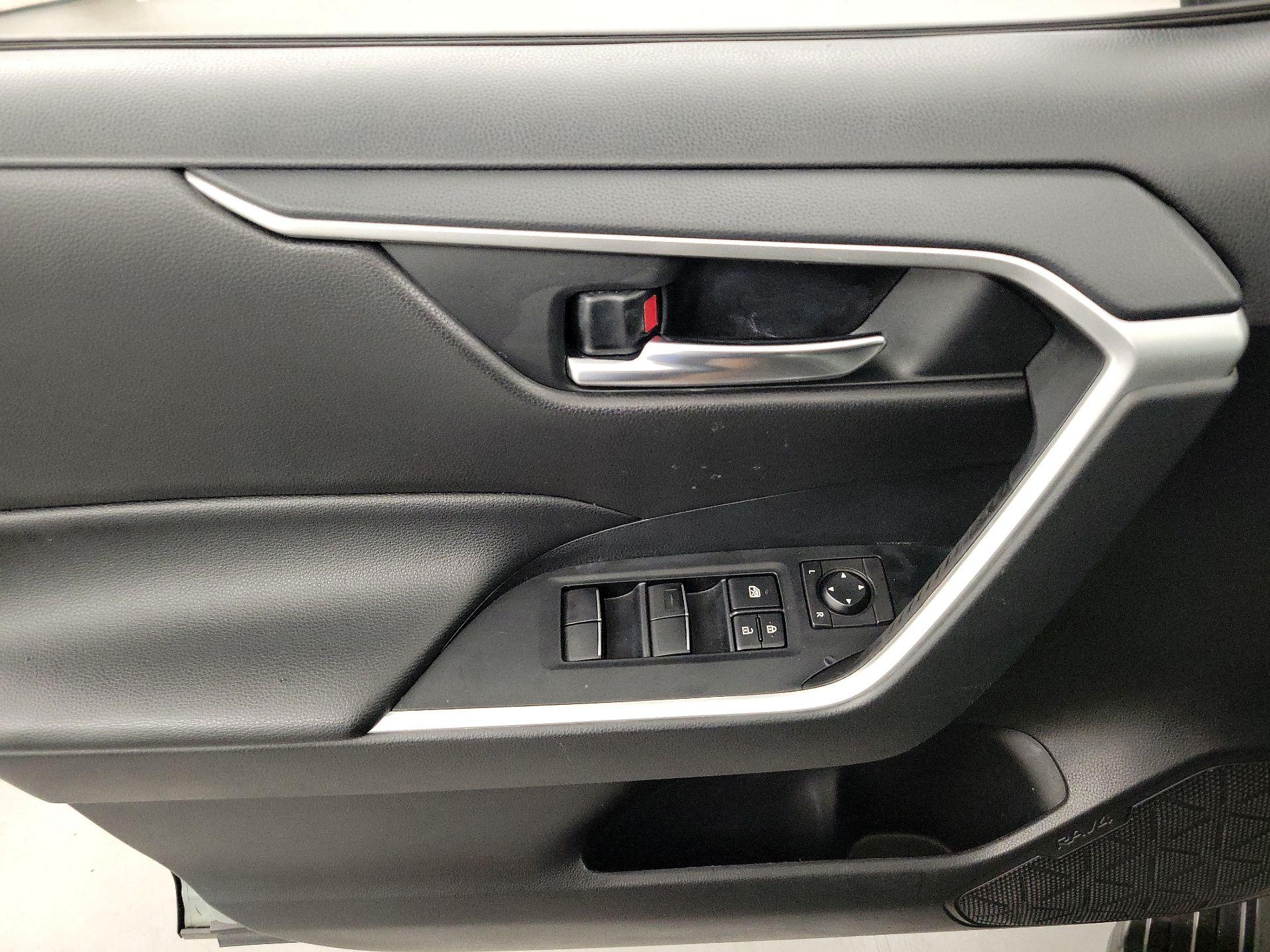 Thumbnail: 2020 Toyota RAV4 - 12