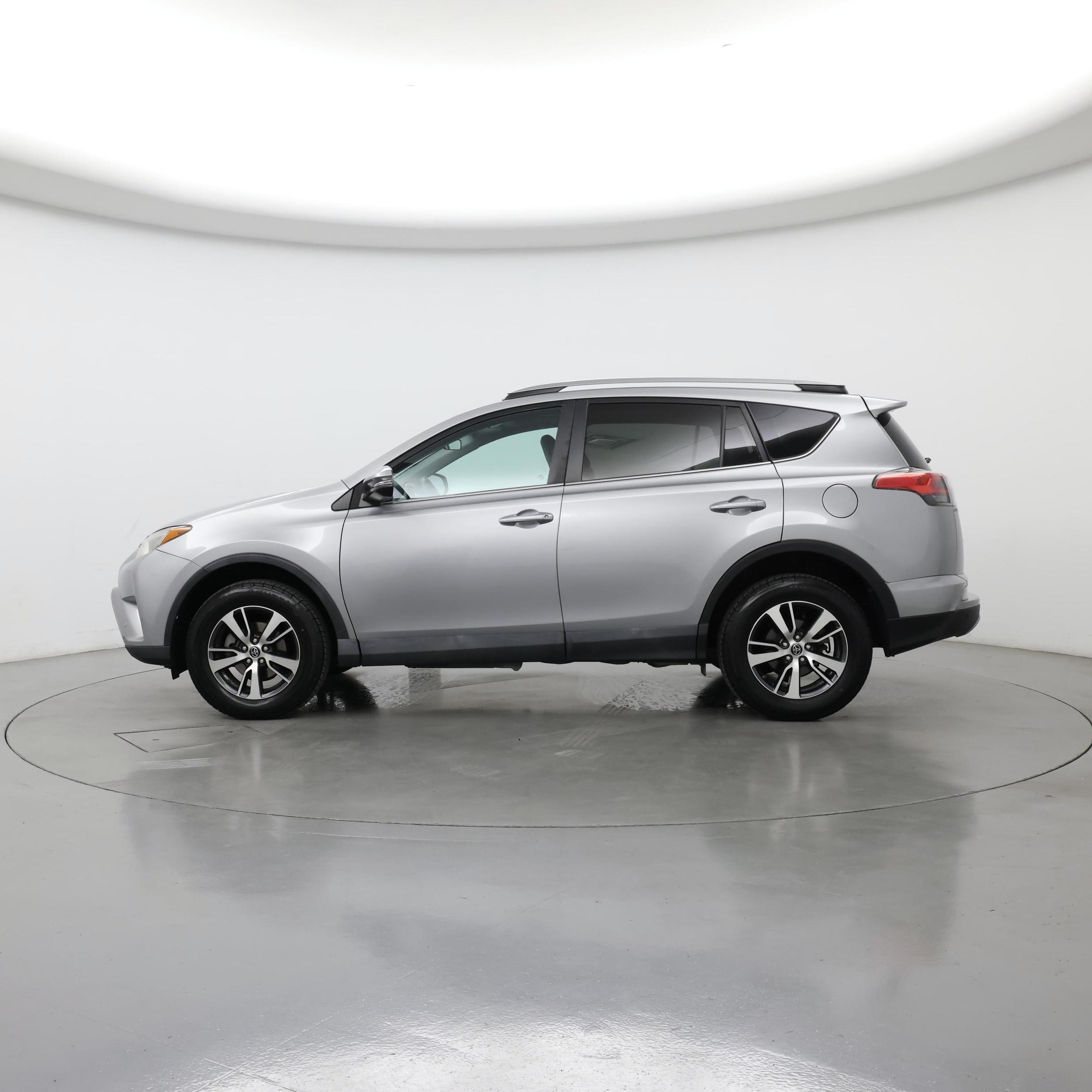 Thumbnail: 2017 Toyota RAV4 - 3