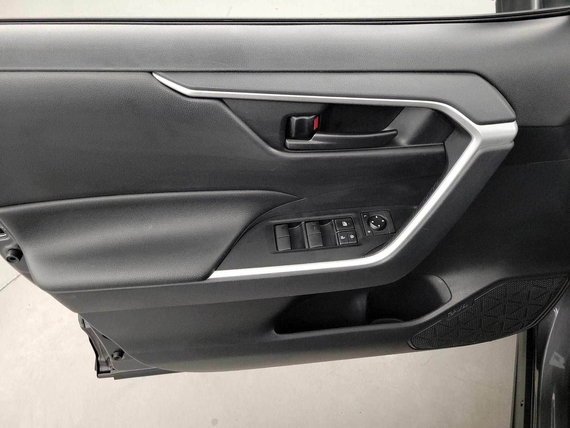 Thumbnail: 2019 Toyota RAV4 - 12