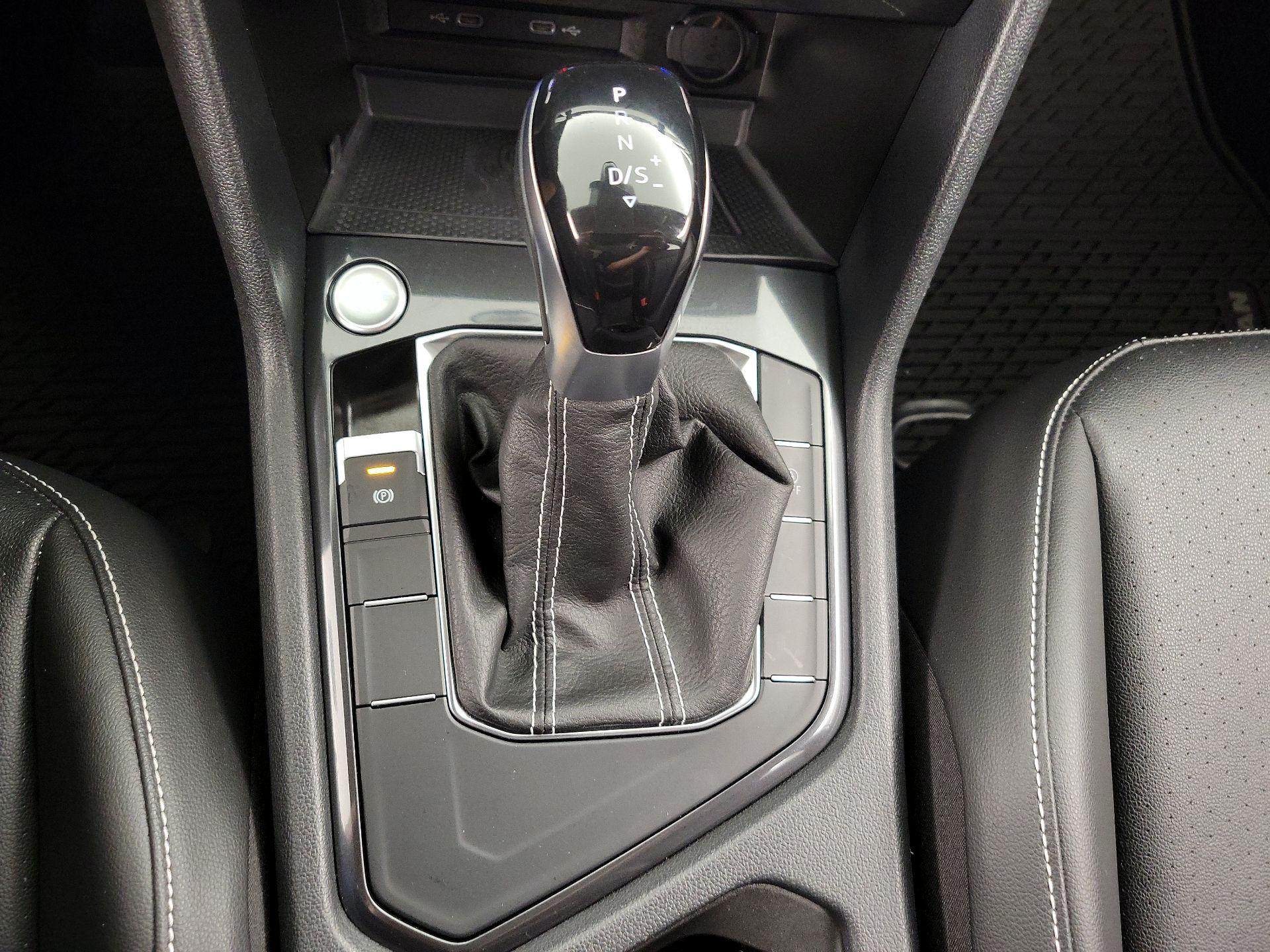 Thumbnail: 2022 Volkswagen Tiguan - 17