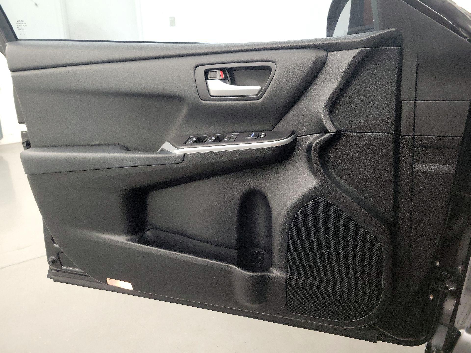 Thumbnail: 2015 Toyota Camry - 12