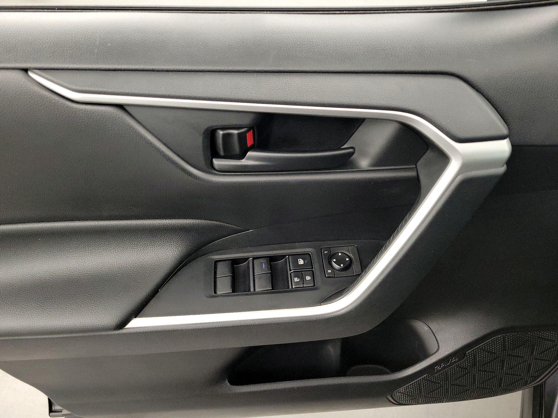 Thumbnail: 2019 Toyota RAV4 - 12
