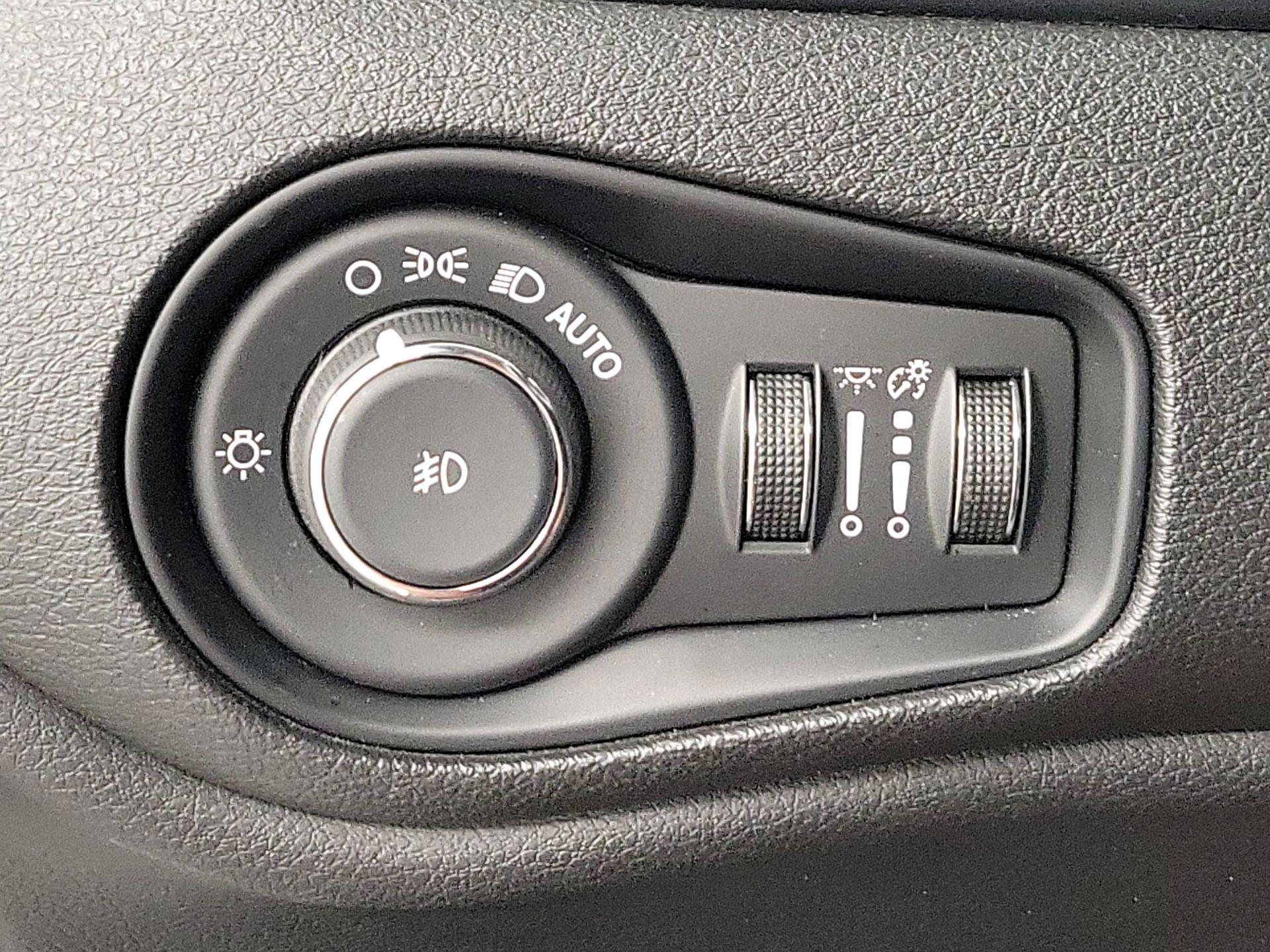 Thumbnail: 2016 Jeep Renegade - 13