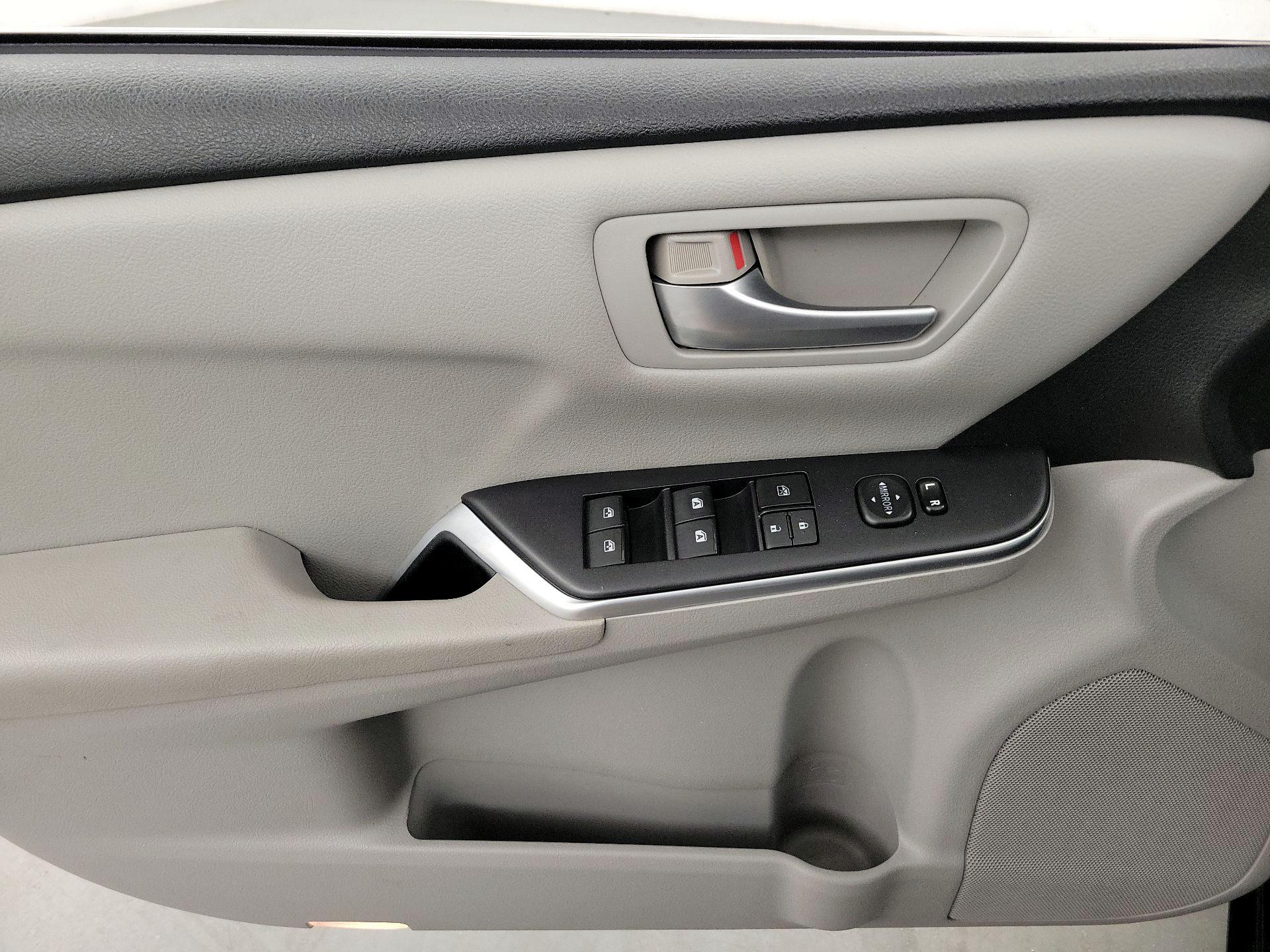 Thumbnail: 2015 Toyota Camry - 12