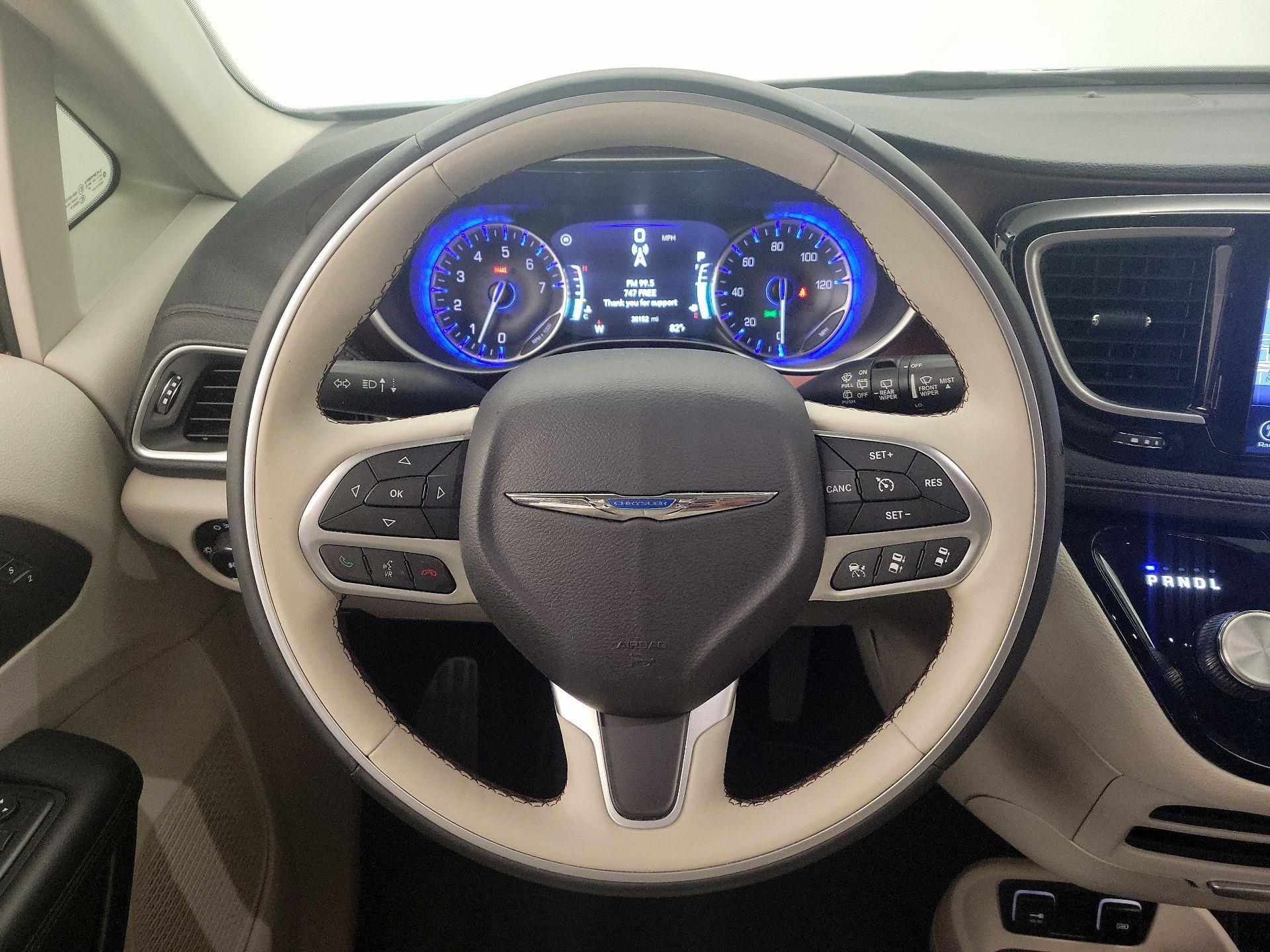 Thumbnail: 2017 Chrysler Pacifica - 10