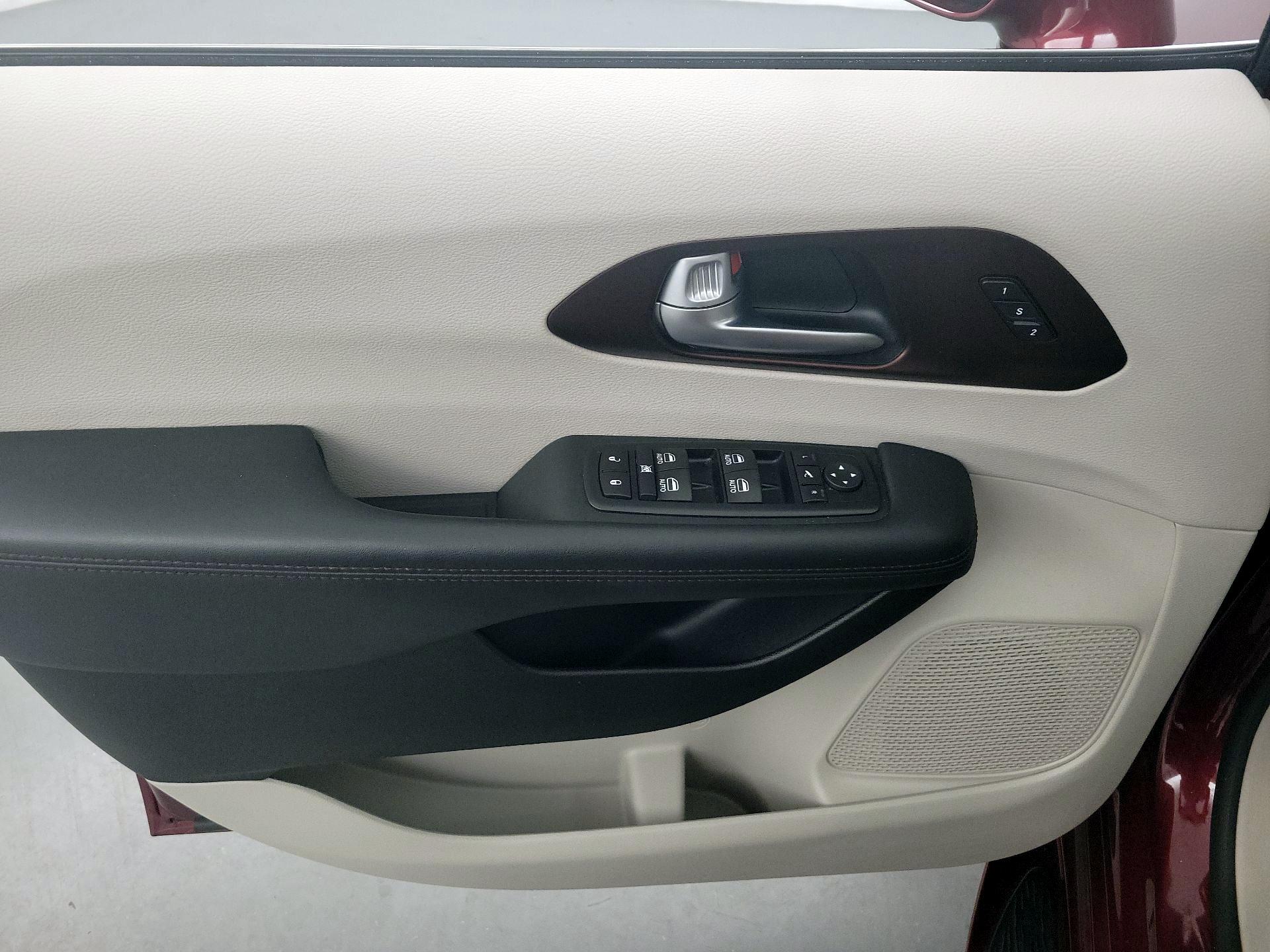 Thumbnail: 2017 Chrysler Pacifica - 12