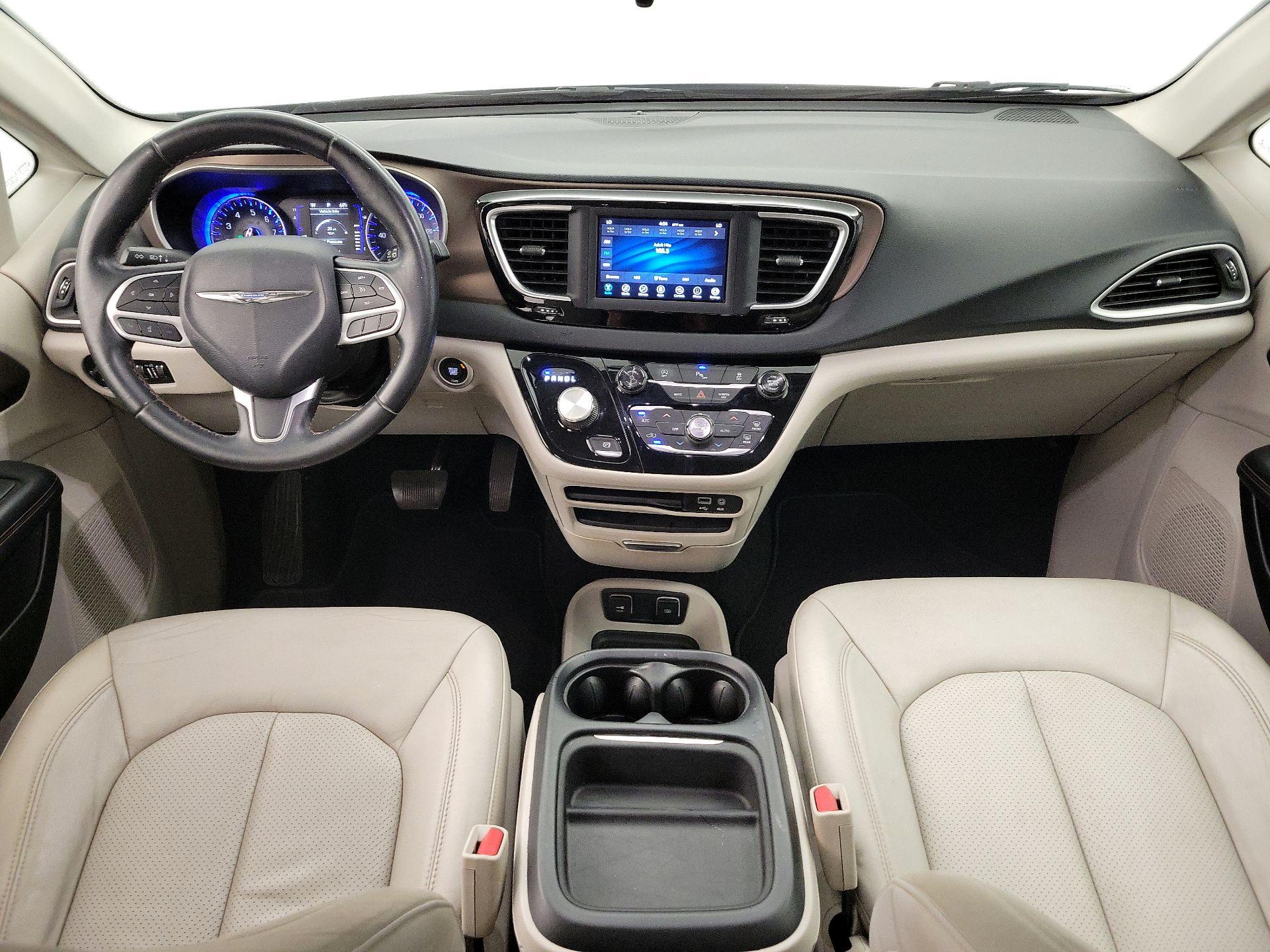 Thumbnail: 2018 Chrysler Pacifica - 9