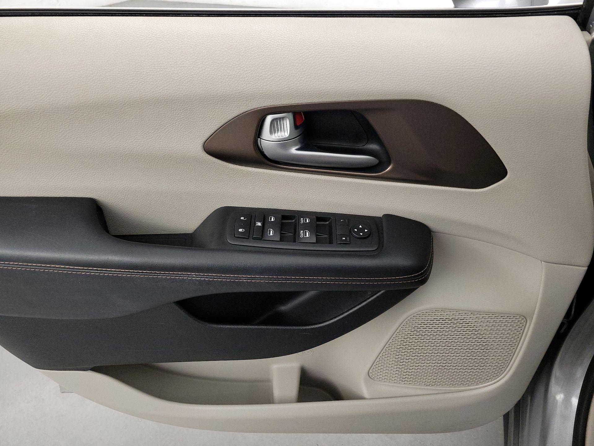Thumbnail: 2018 Chrysler Pacifica - 12