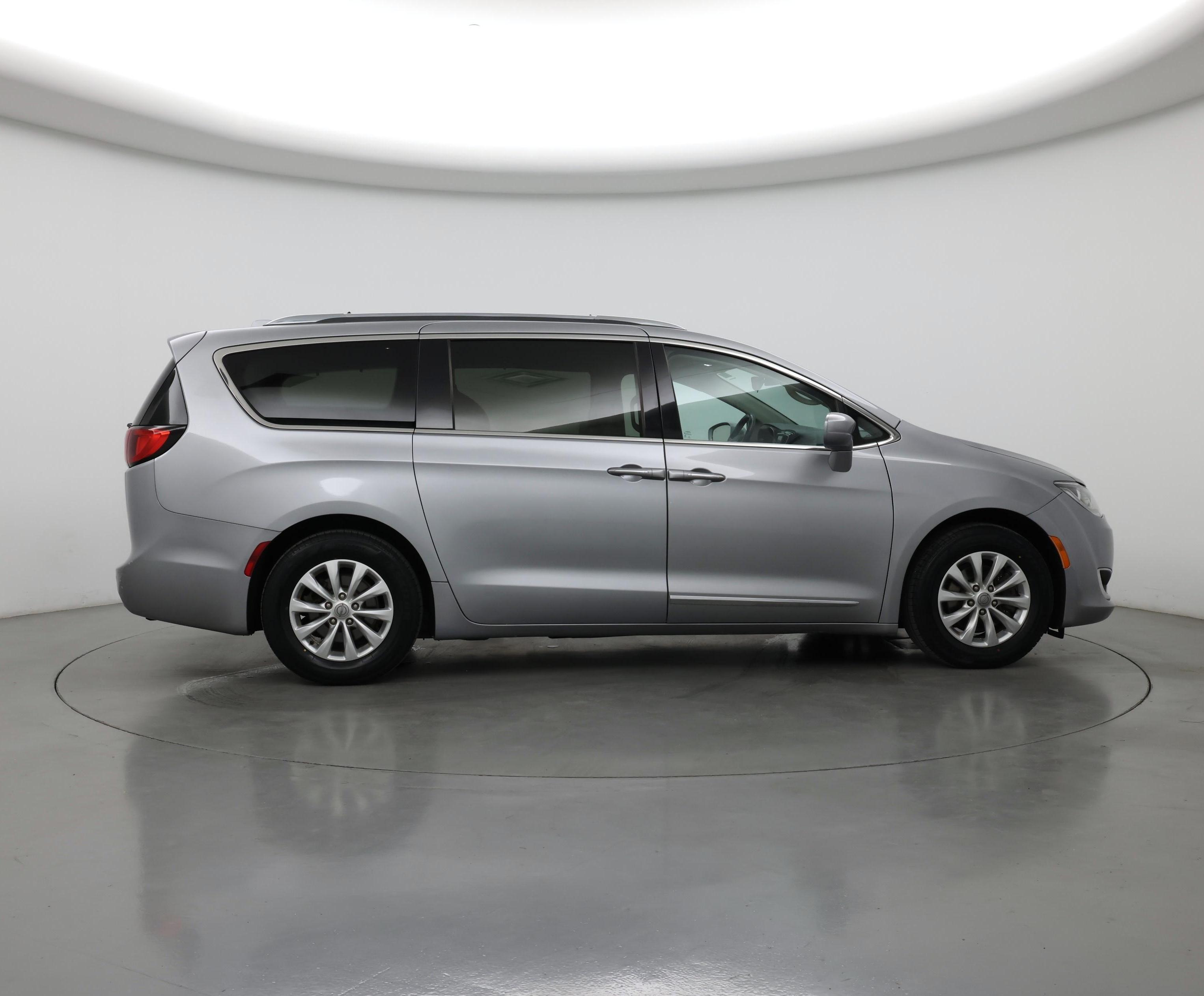 Thumbnail: 2018 Chrysler Pacifica - 7