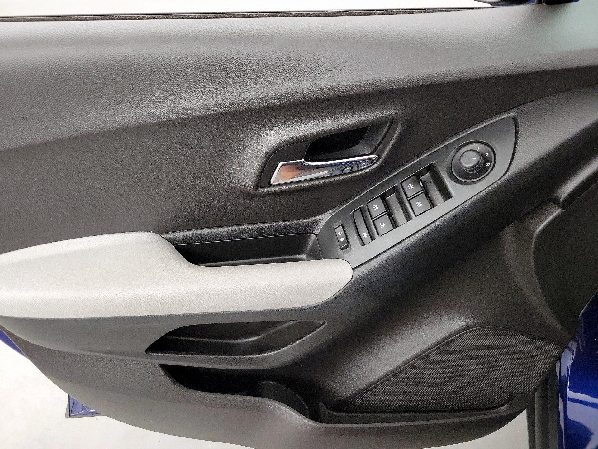 Thumbnail: 2017 Chevrolet Trax - 12