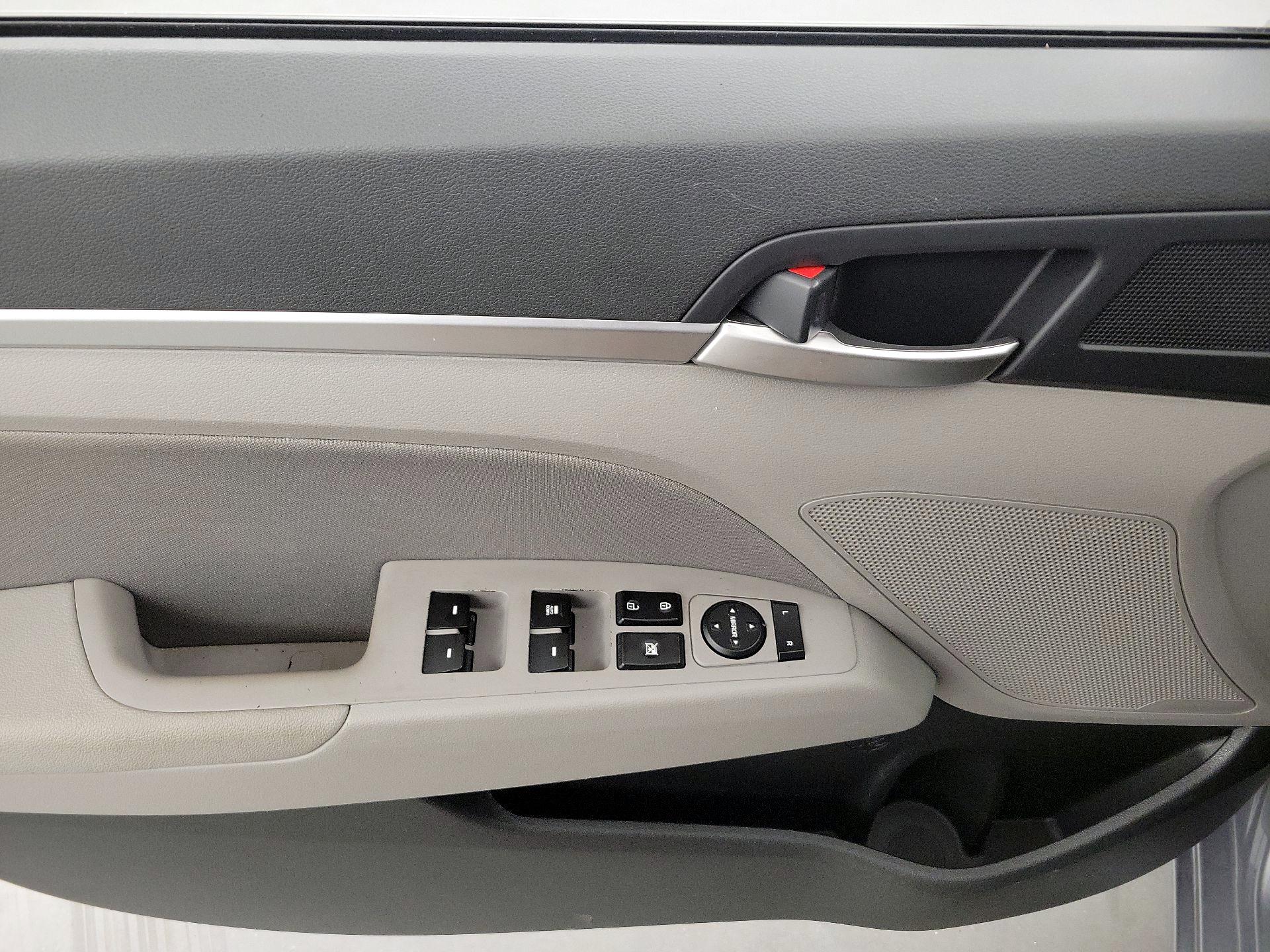Thumbnail: 2017 Hyundai Elantra - 12