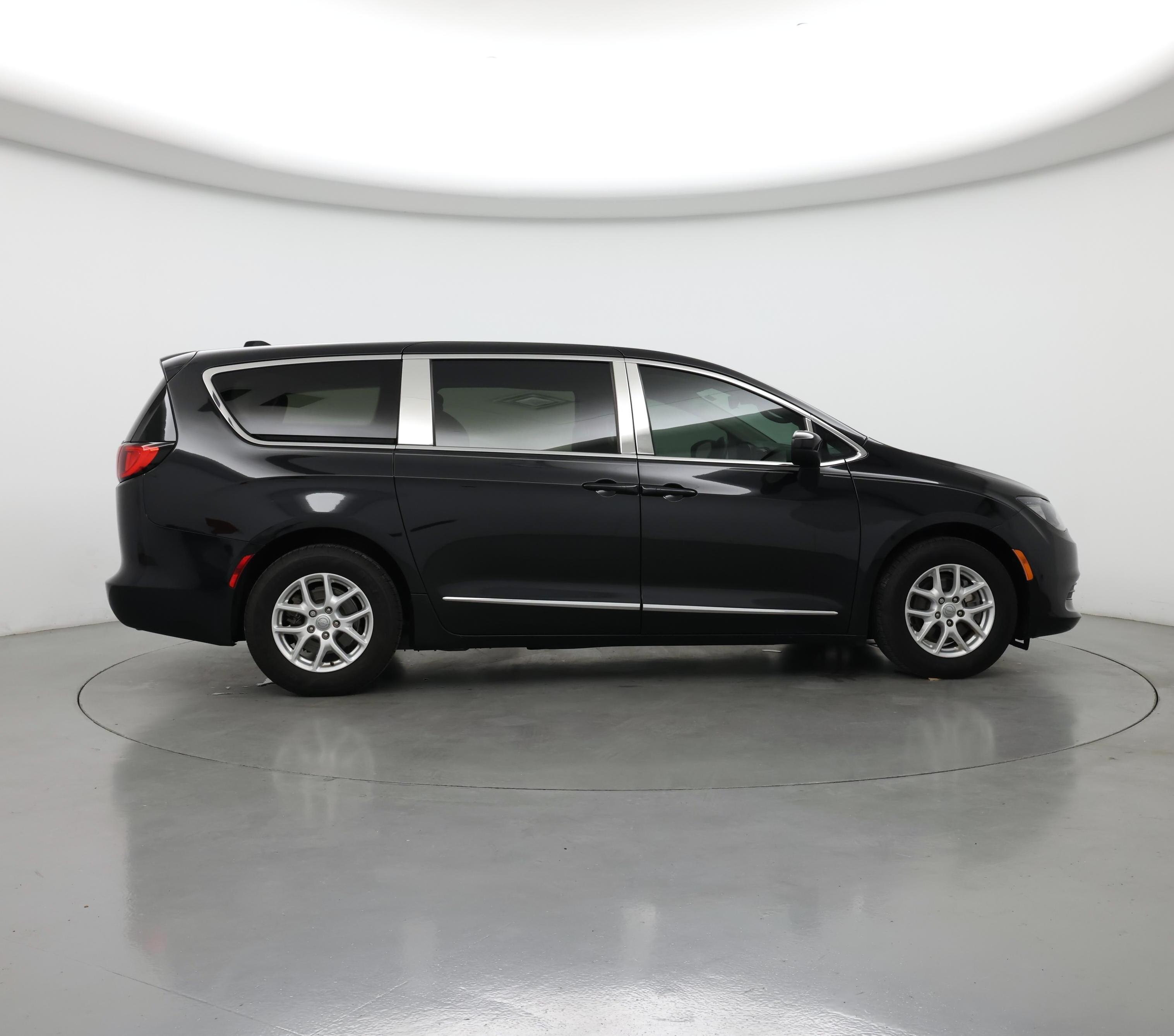 Thumbnail: 2017 Chrysler Pacifica - 7
