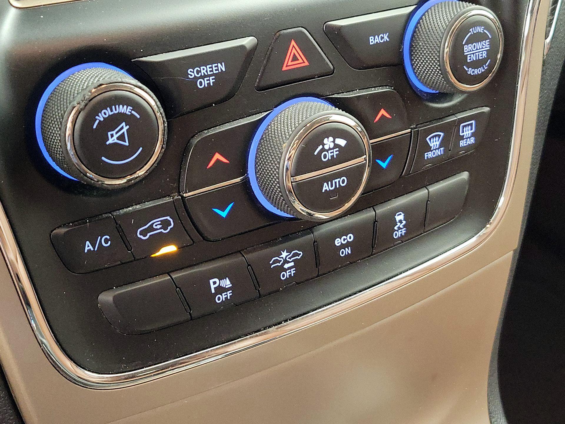 Thumbnail: 2015 Jeep Grand Cherokee - 17