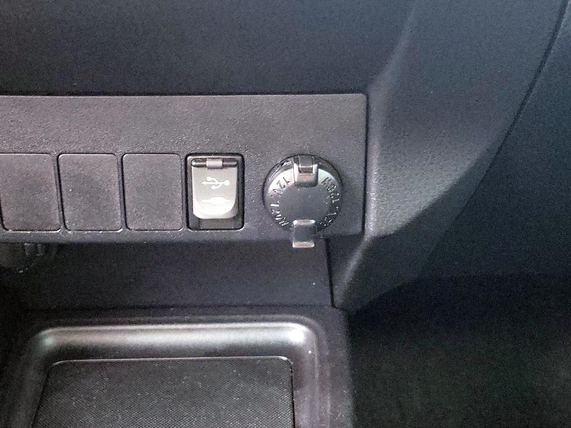 Thumbnail: 2015 Toyota RAV4 - 18