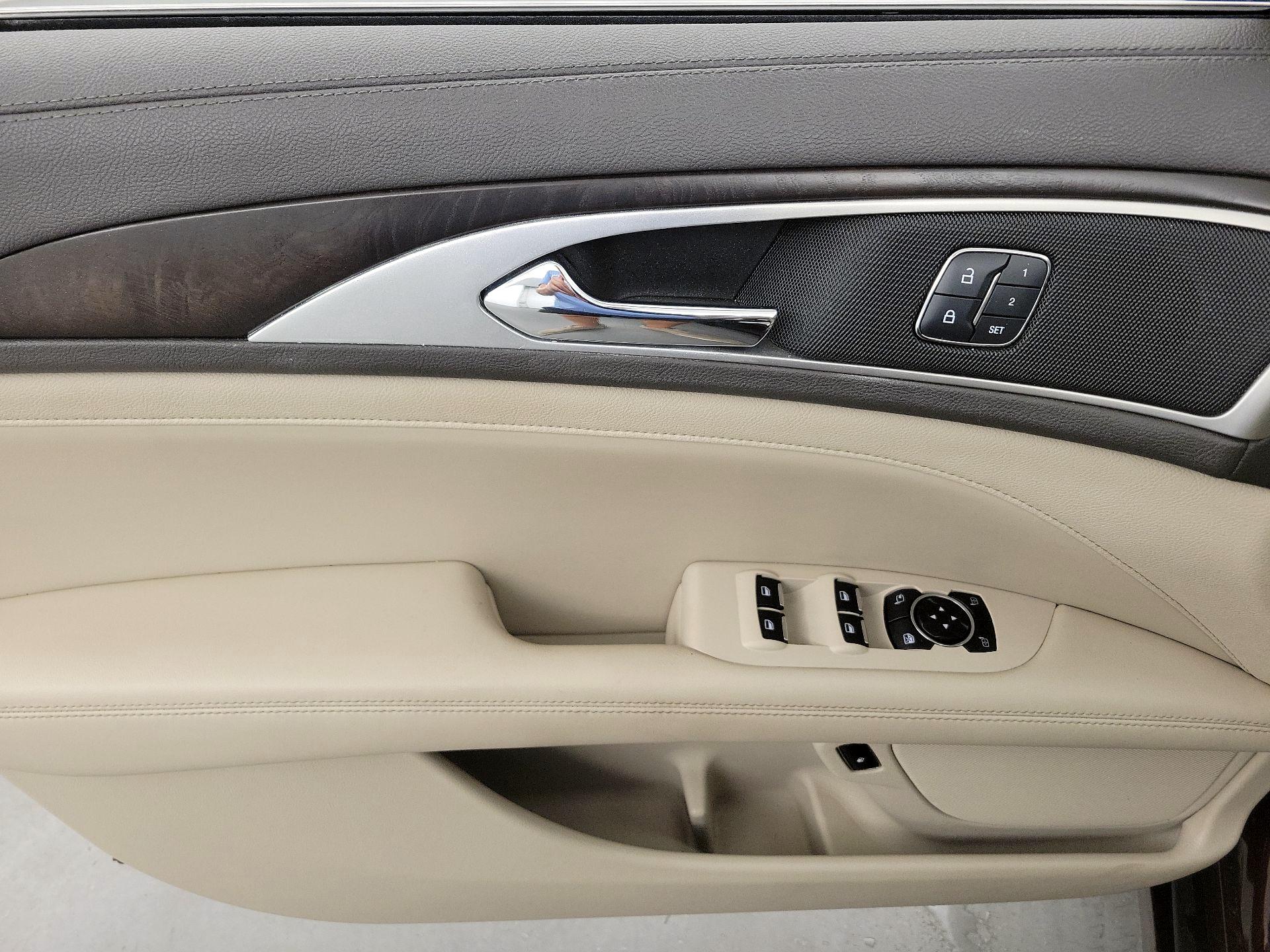 Thumbnail: 2017 Lincoln MKZ - 12