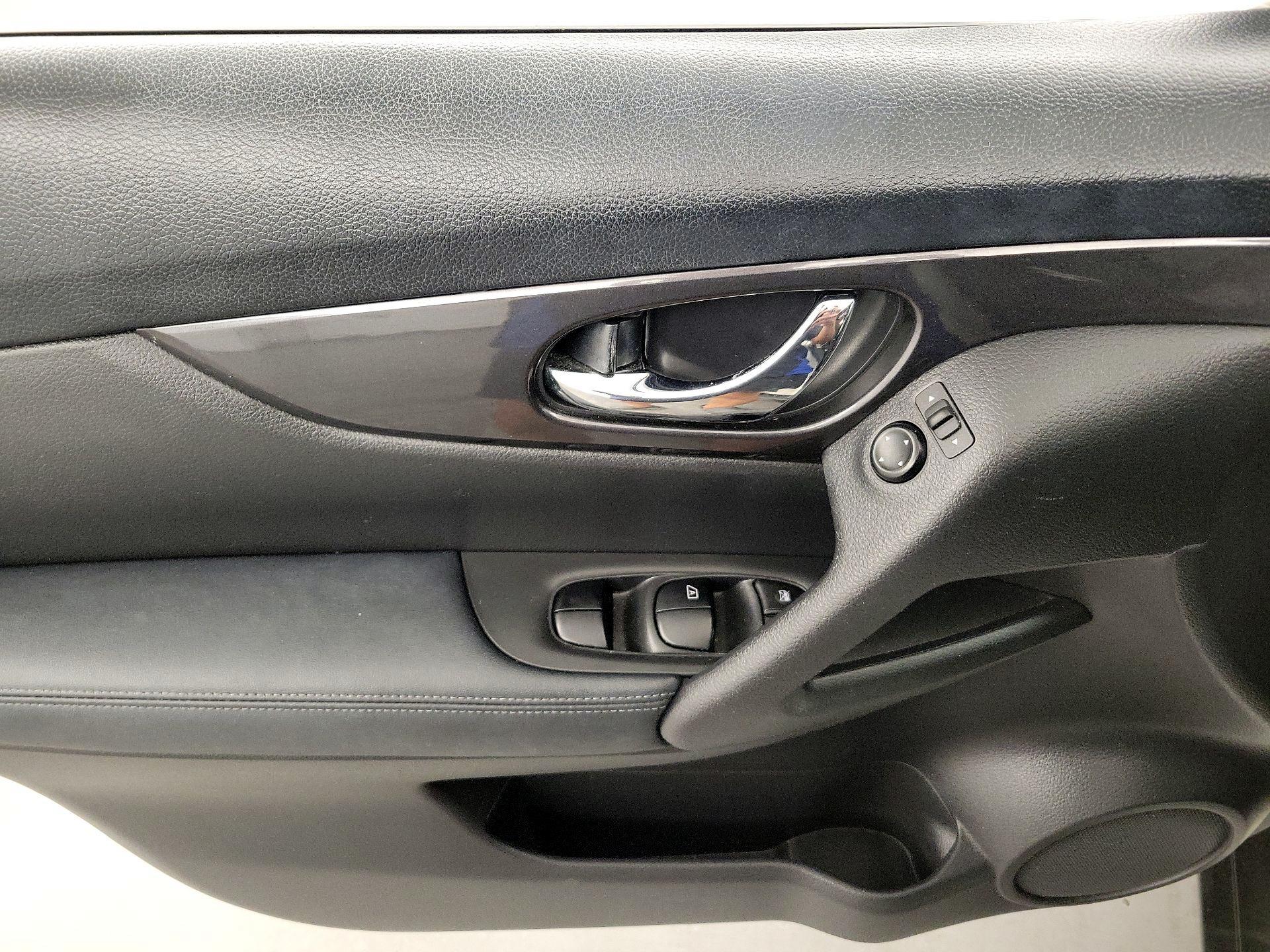 Thumbnail: 2018 Nissan Rogue - 12