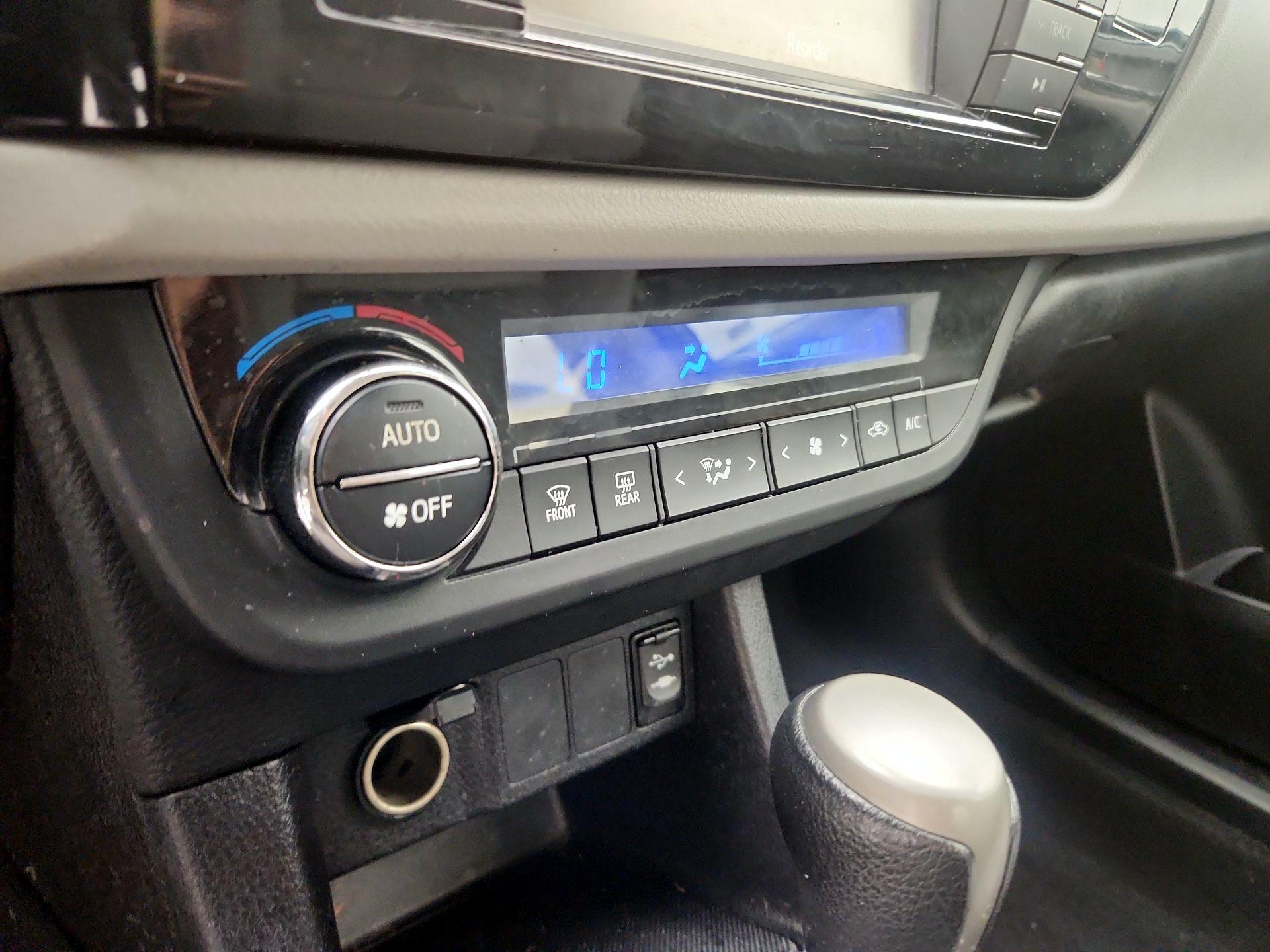 Thumbnail: 2015 Toyota Corolla - 15