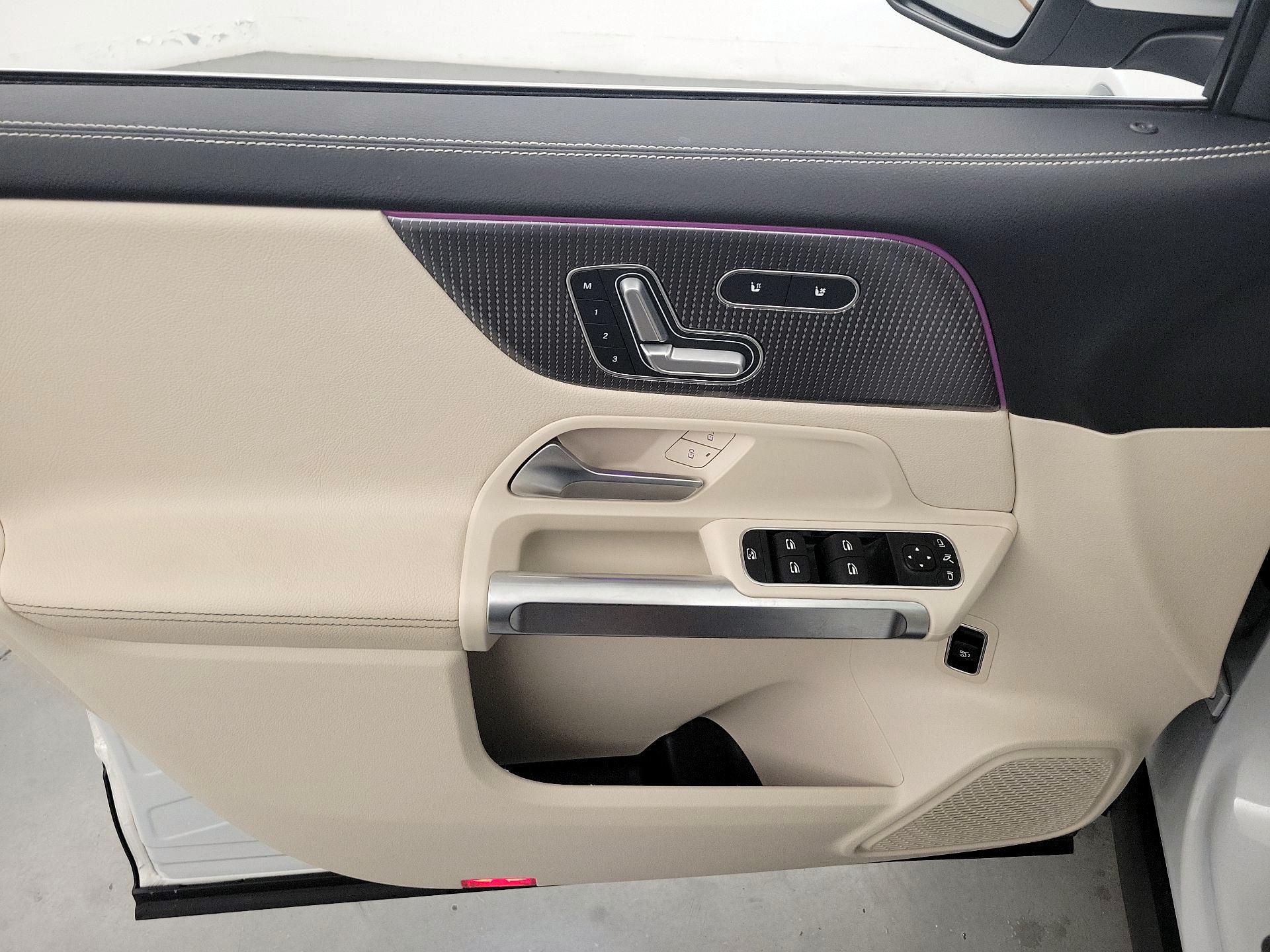 Thumbnail: 2021 Mercedes-Benz GLB - 12