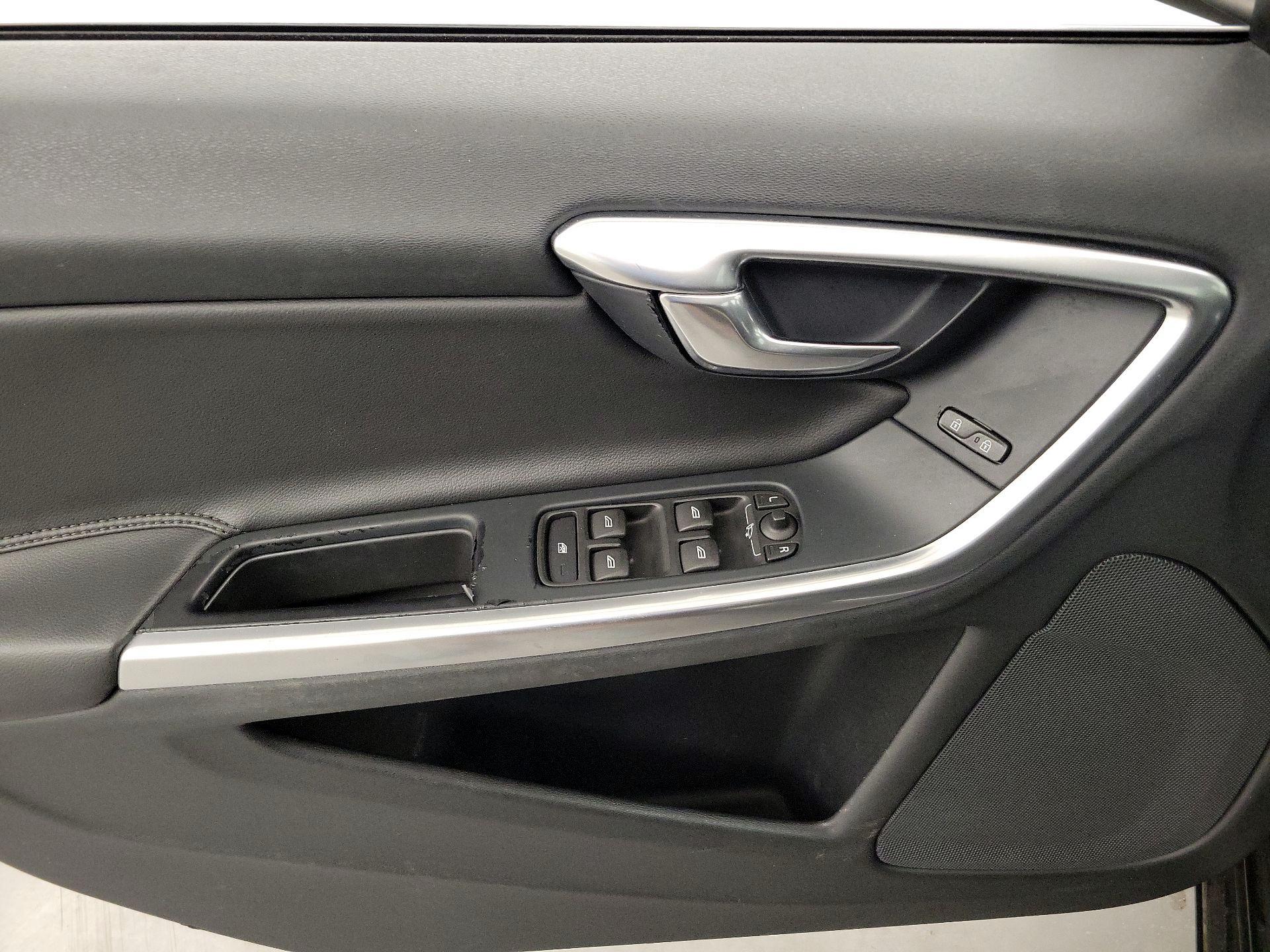 Thumbnail: 2017 Volvo V60 - 12