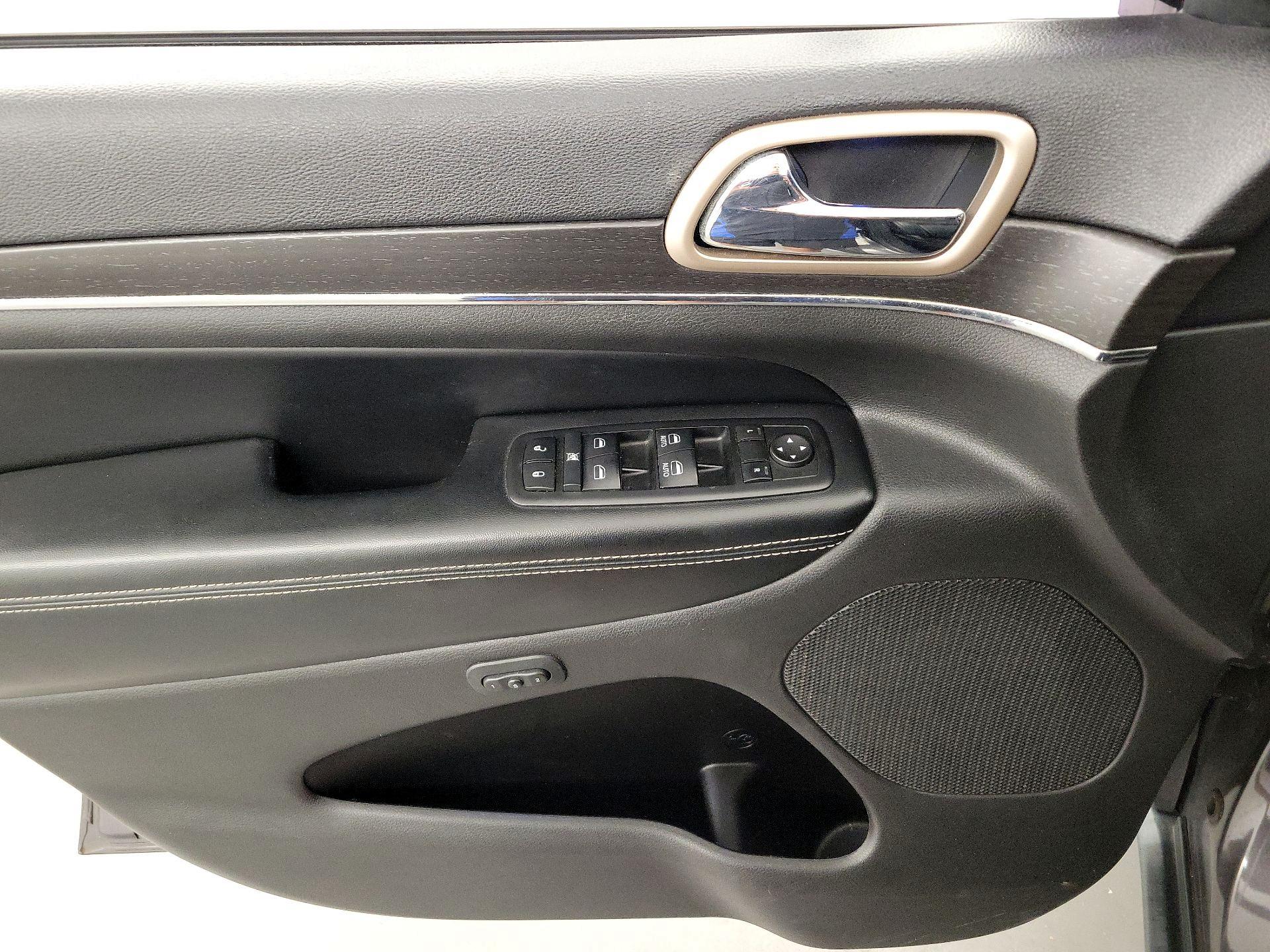 Thumbnail: 2015 Jeep Grand Cherokee - 12