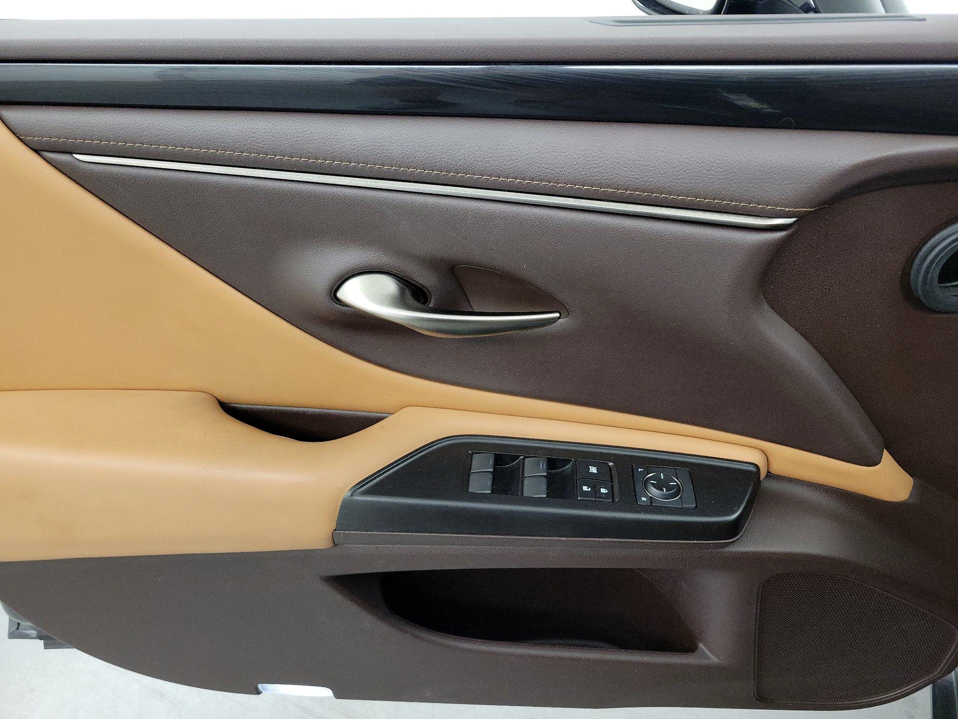 Thumbnail: 2019 Lexus ES - 12