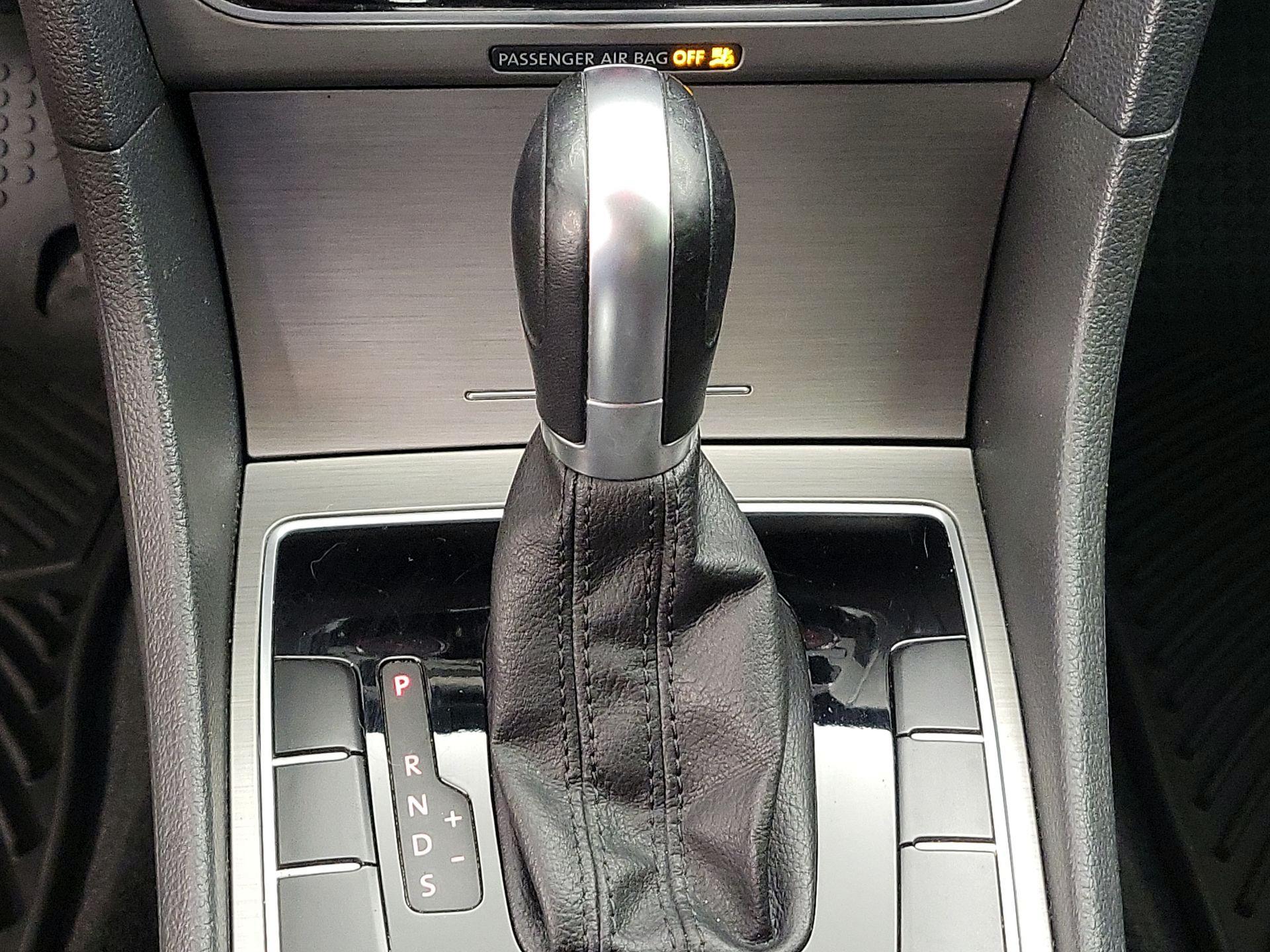 Thumbnail: 2015 Volkswagen Passat - 17
