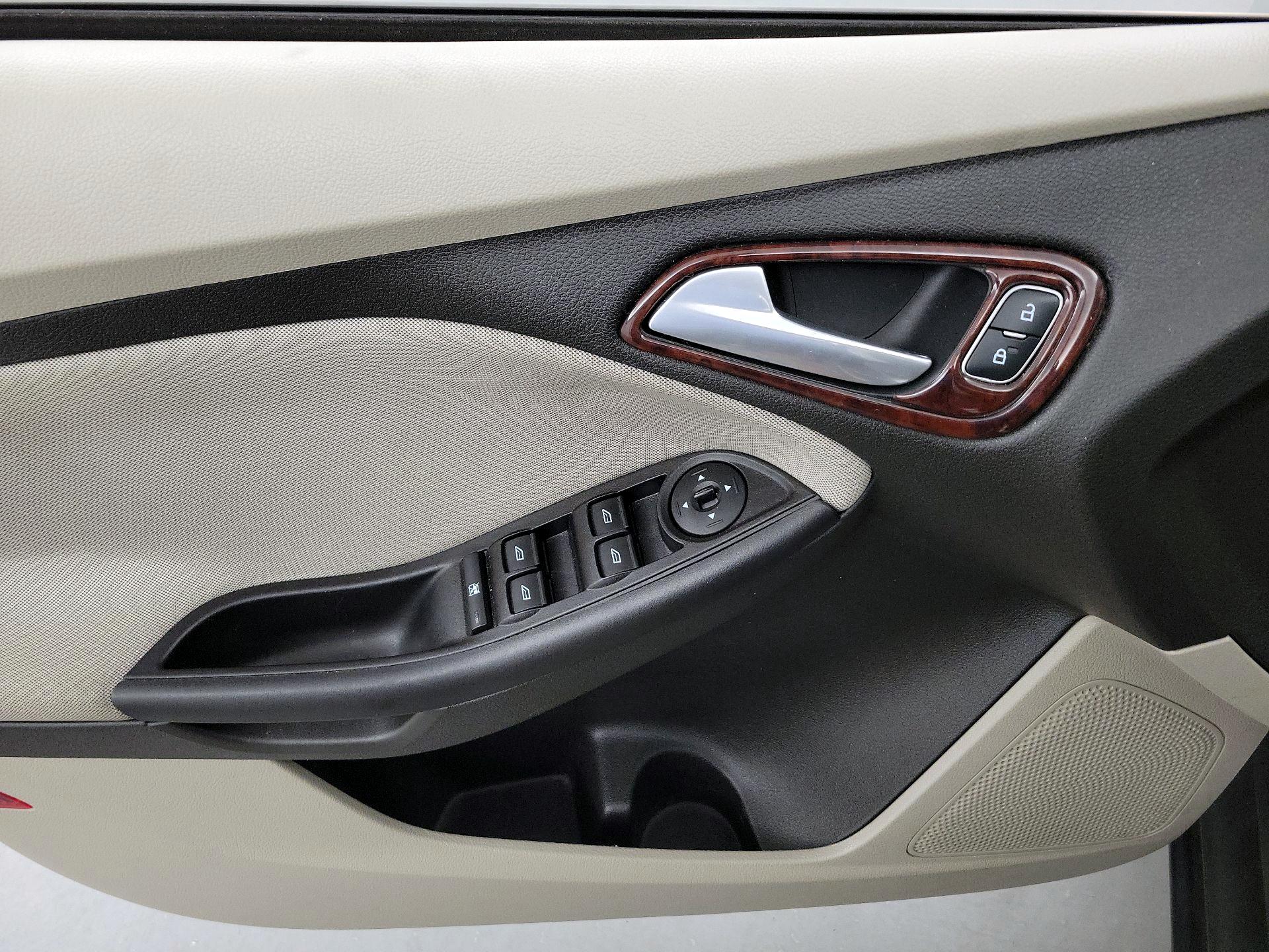 Thumbnail: 2016 Ford Focus - 12