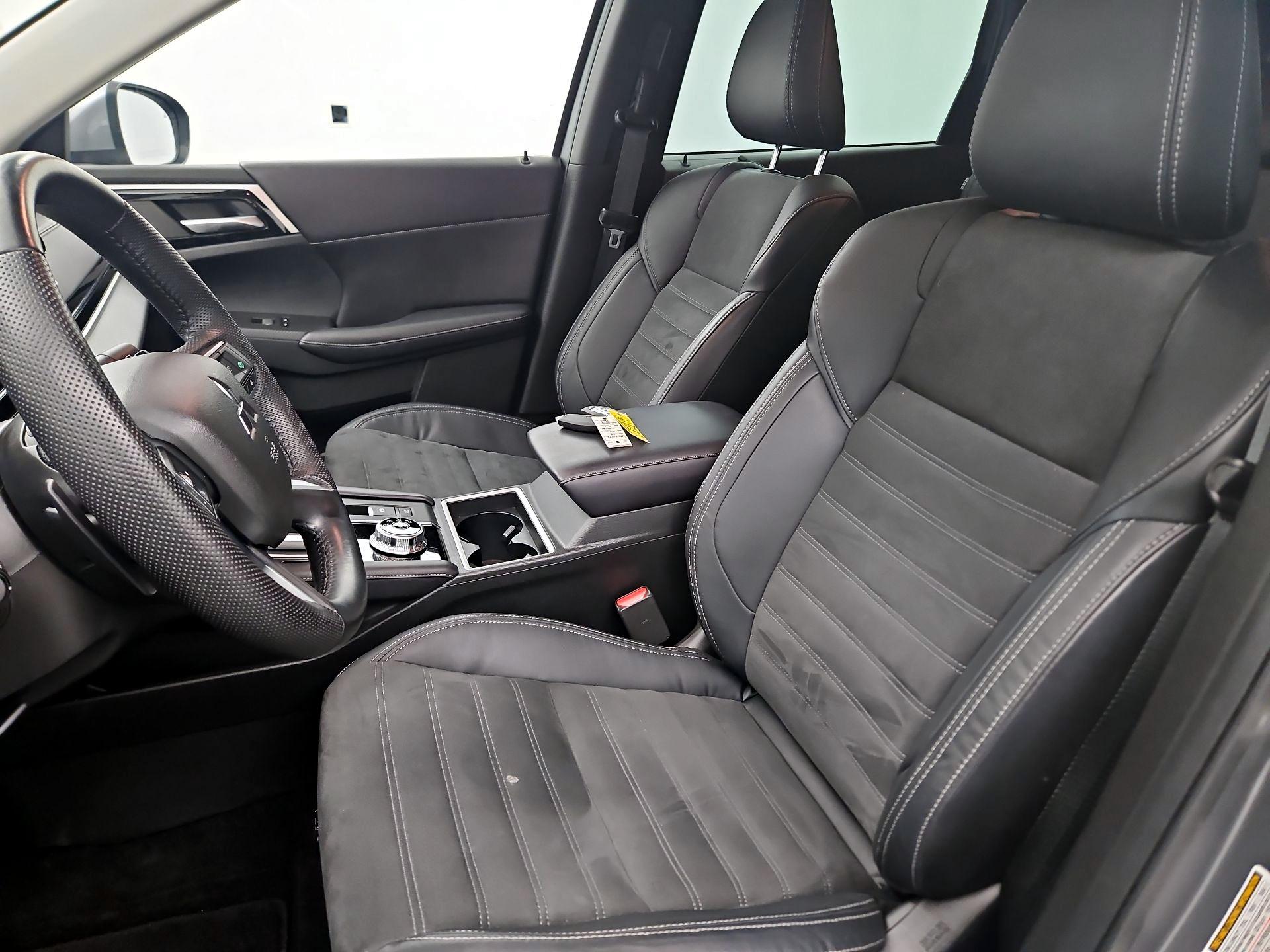 Thumbnail: 2023 Mitsubishi Outlander - 11
