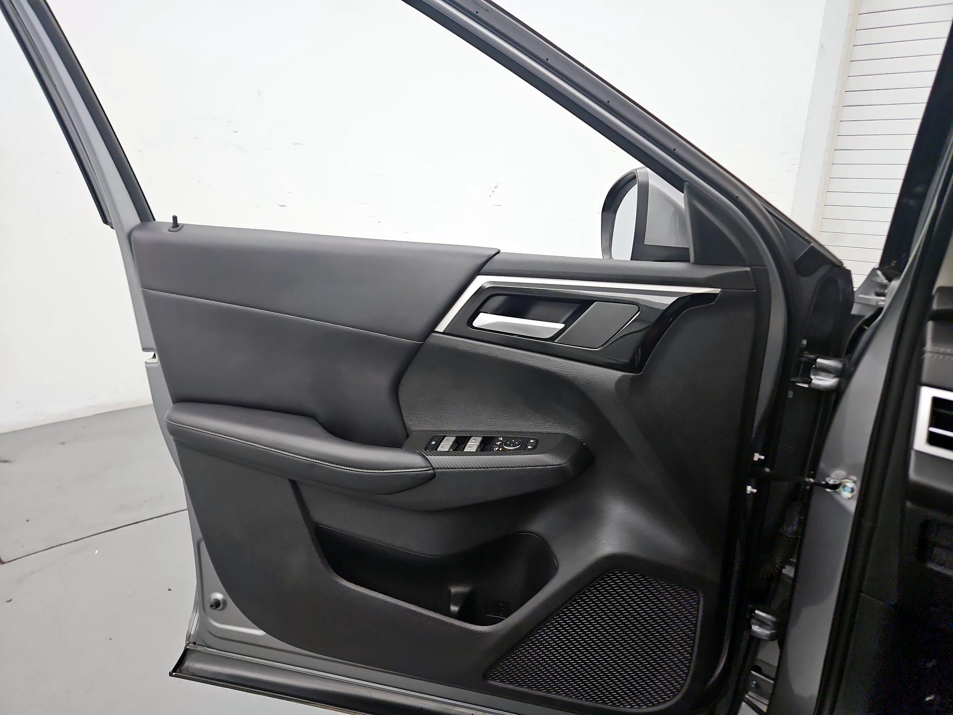 Thumbnail: 2023 Mitsubishi Outlander - 12