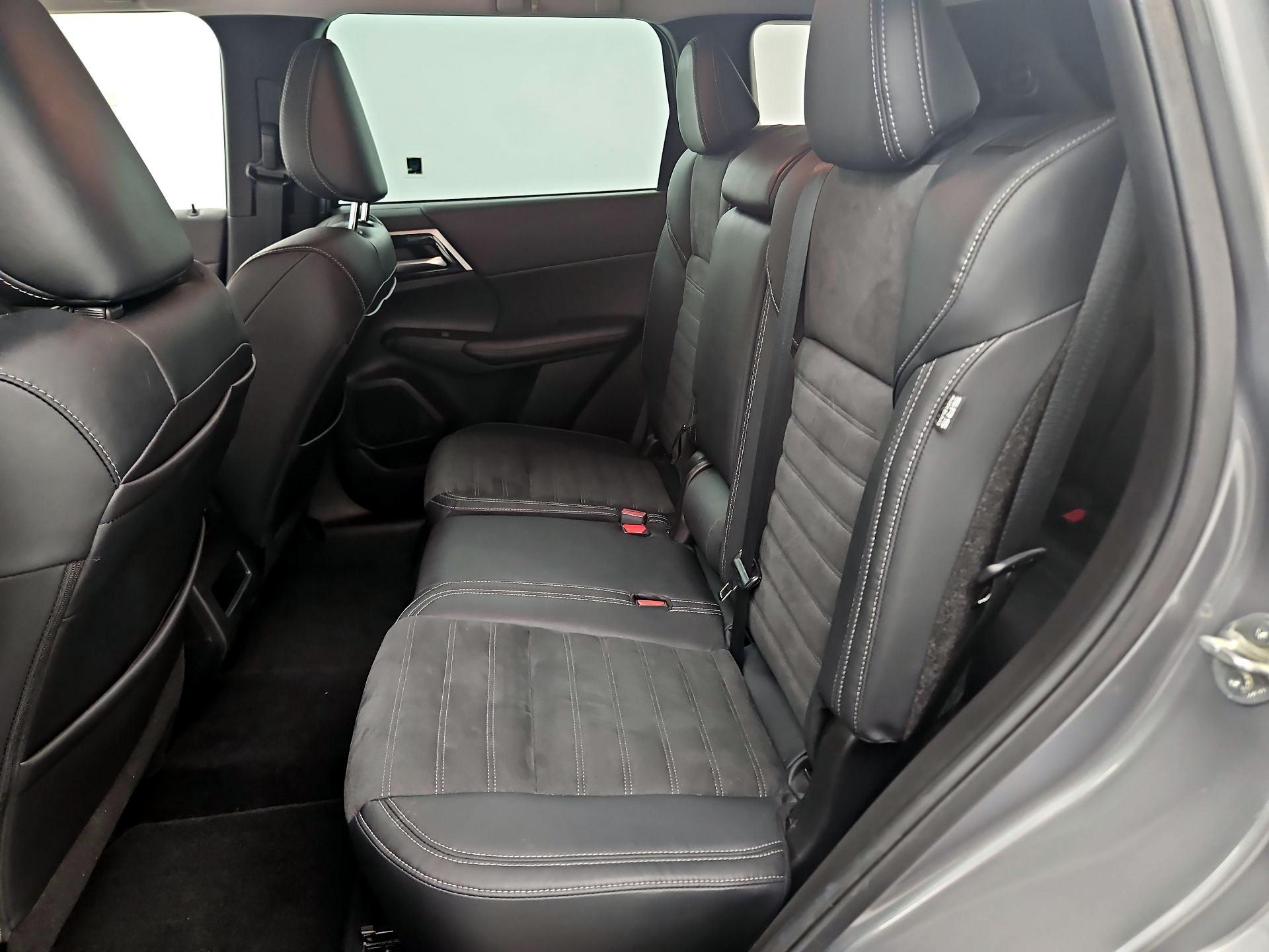 Thumbnail: 2023 Mitsubishi Outlander - 19