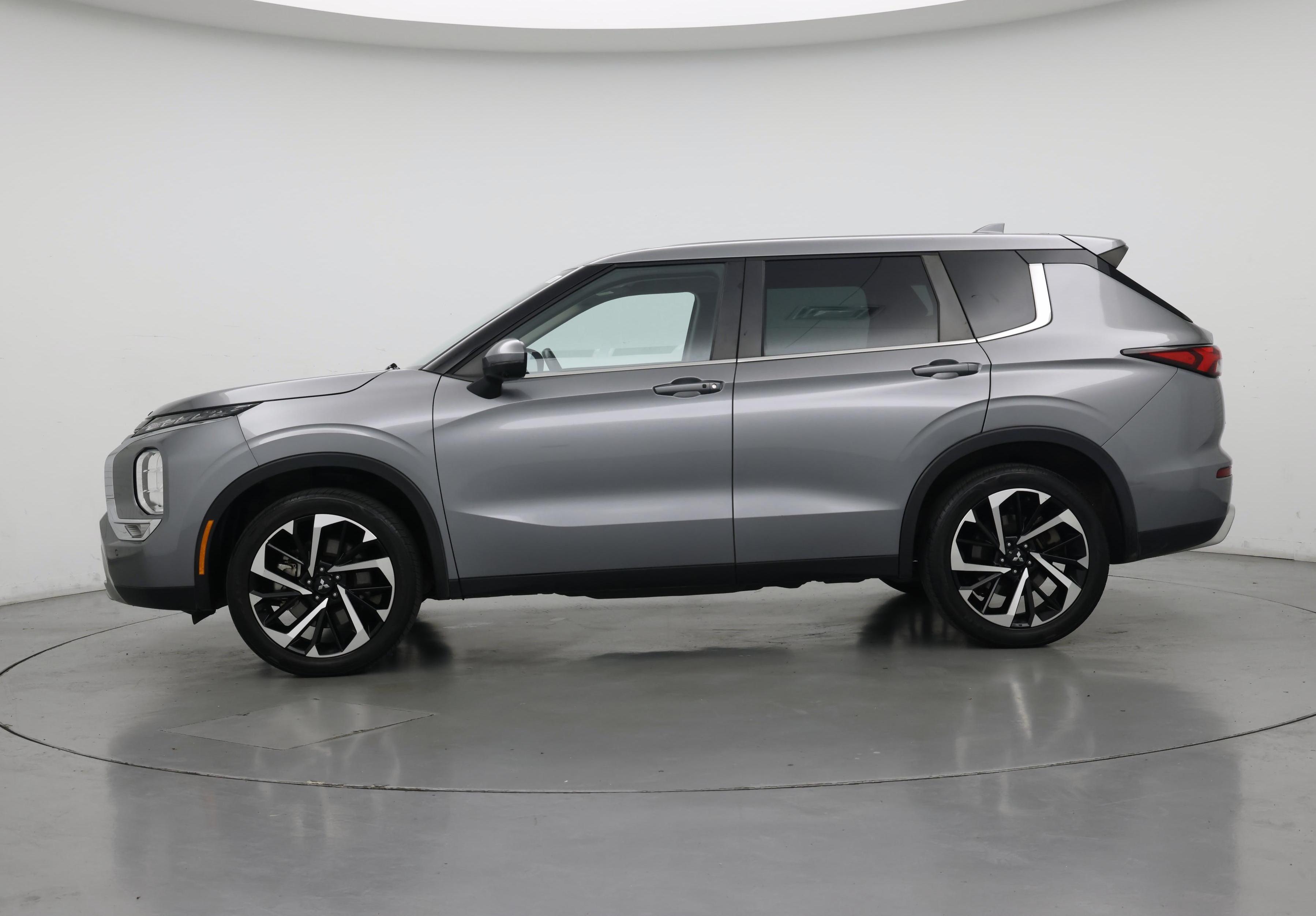 Thumbnail: 2023 Mitsubishi Outlander - 3
