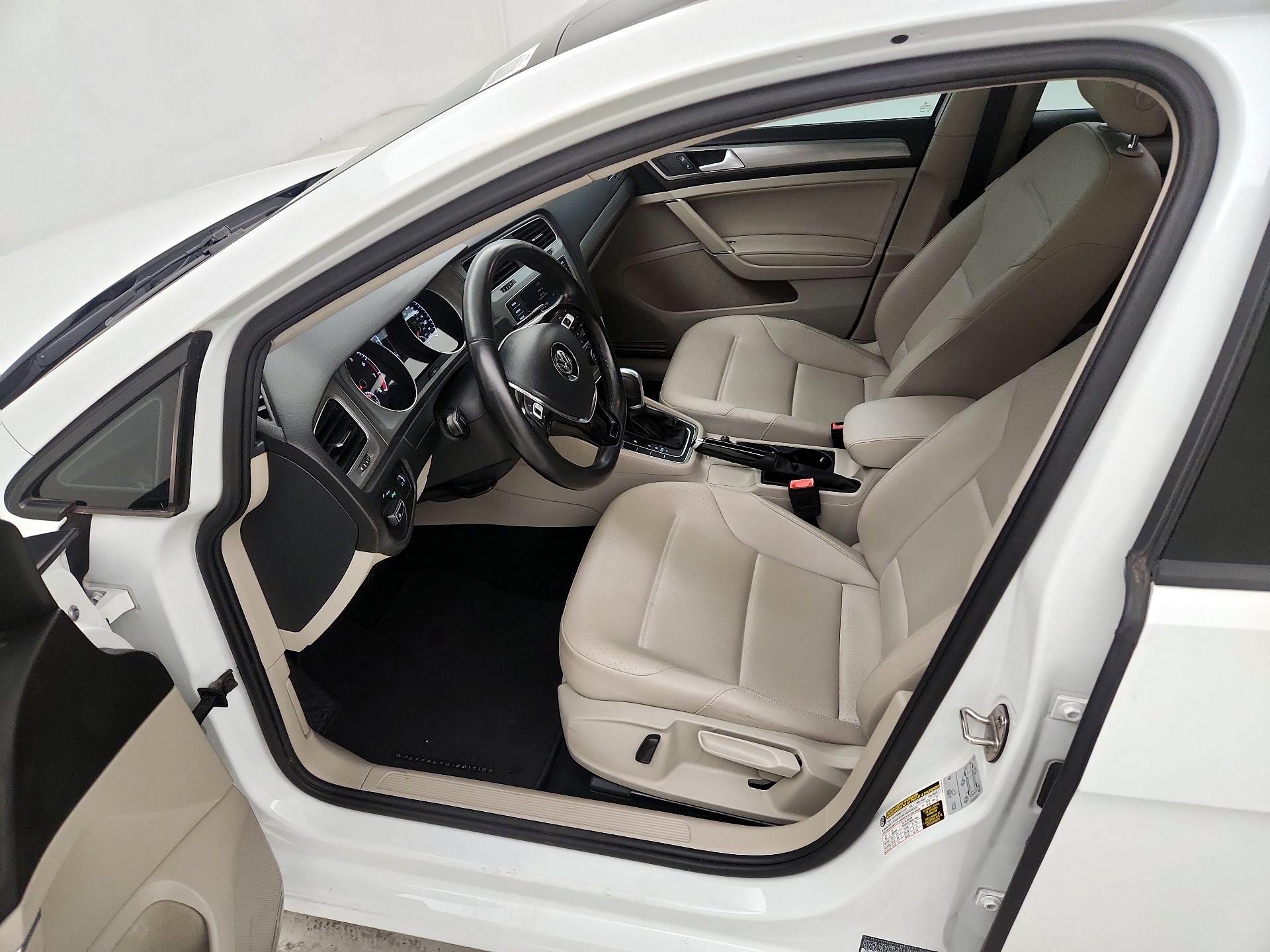 Thumbnail: 2017 Volkswagen Golf - 11