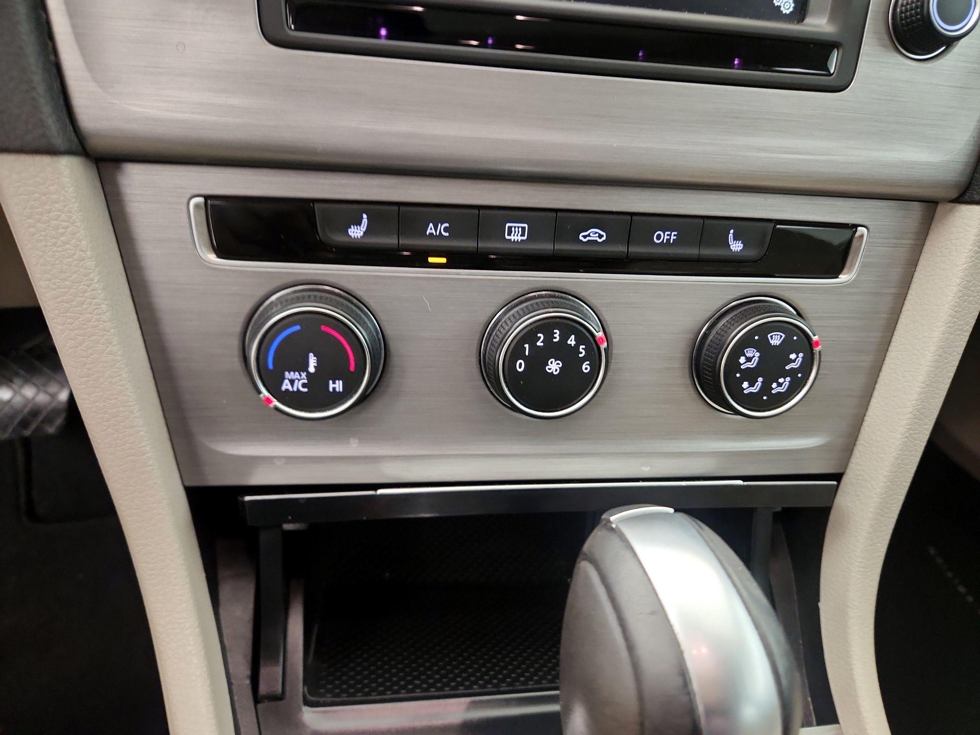 Thumbnail: 2017 Volkswagen Golf - 16