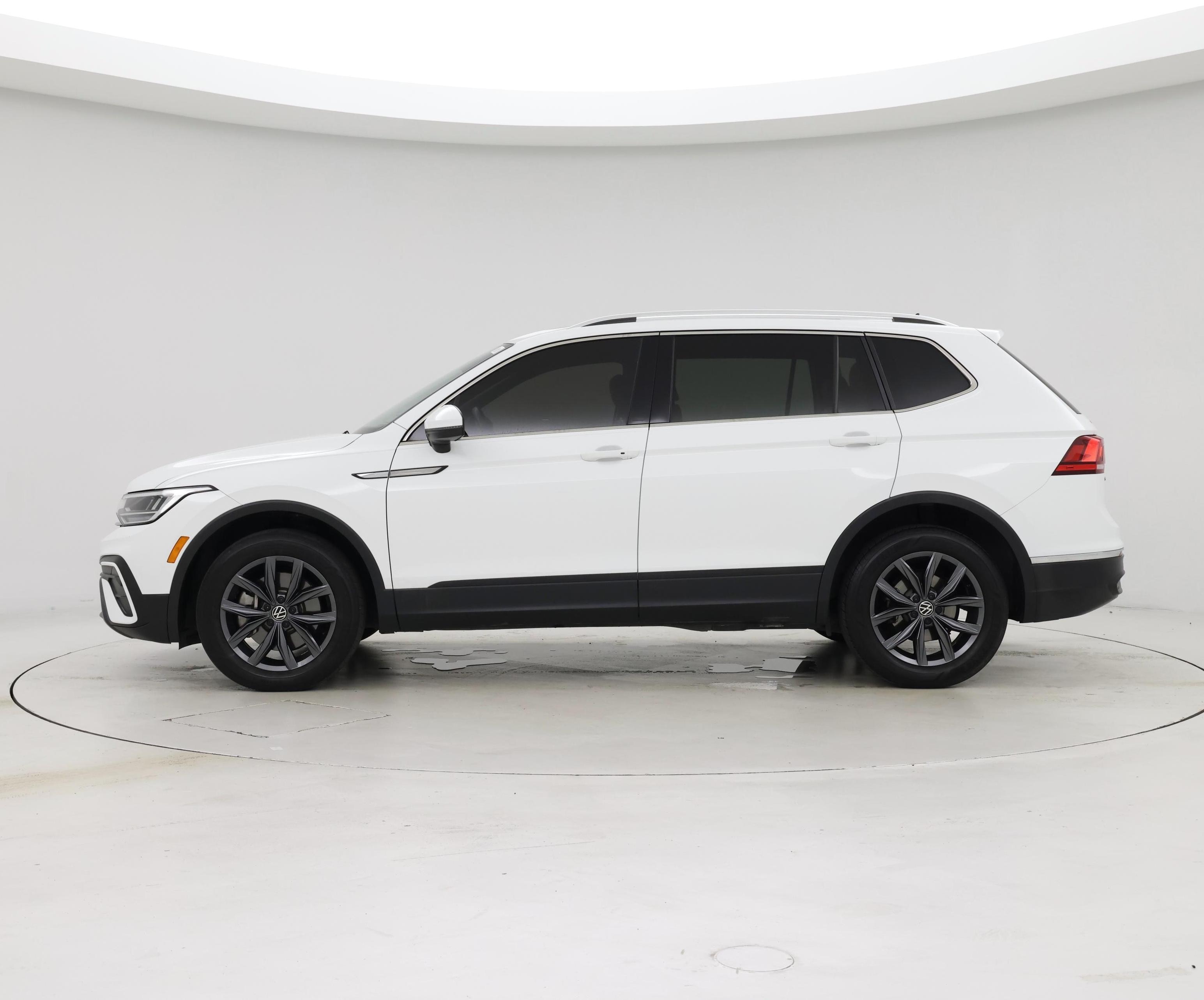 Thumbnail: 2022 Volkswagen Tiguan - 3